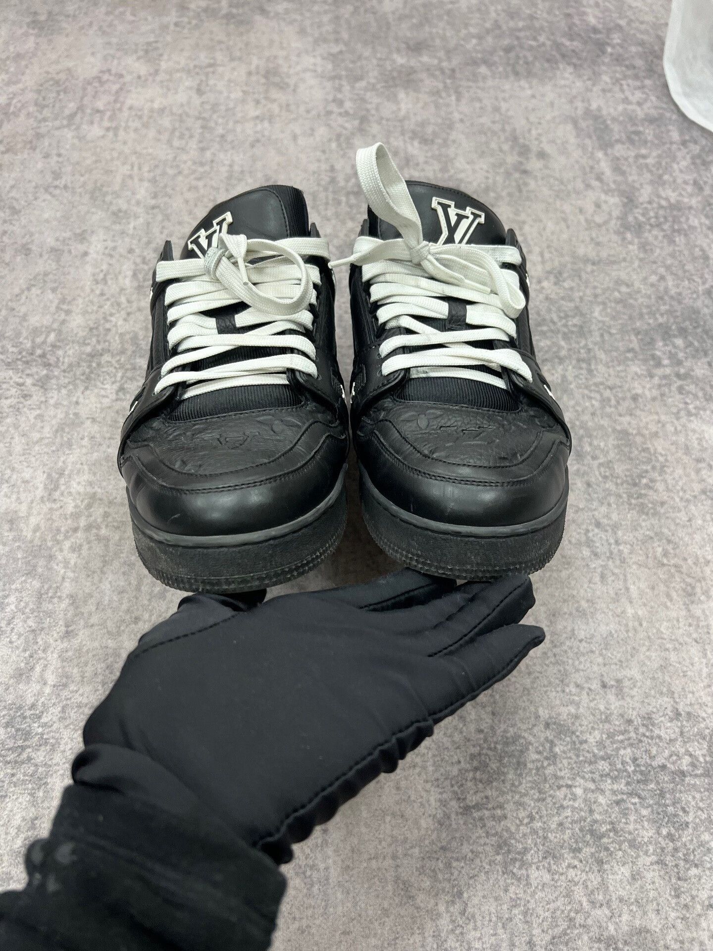Louis Vuitton lv black embossed trainer sneakers Size US 10 / EU 43 - 5 Thumbnail