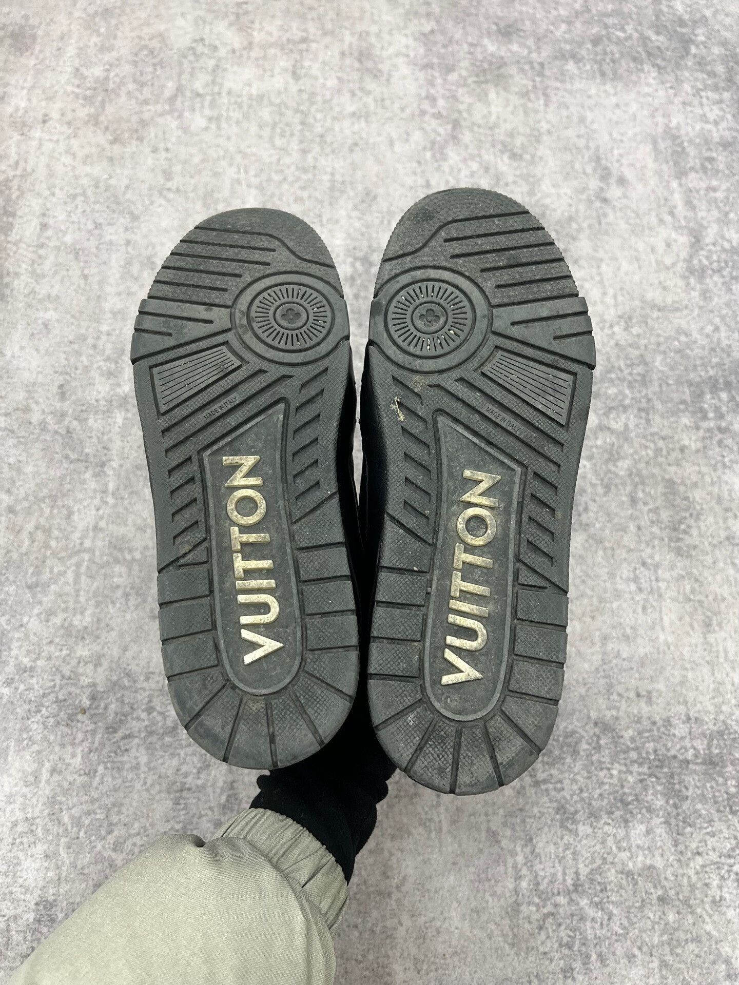 Louis Vuitton lv black embossed trainer sneakers Size US 10 / EU 43 - 8 Thumbnail