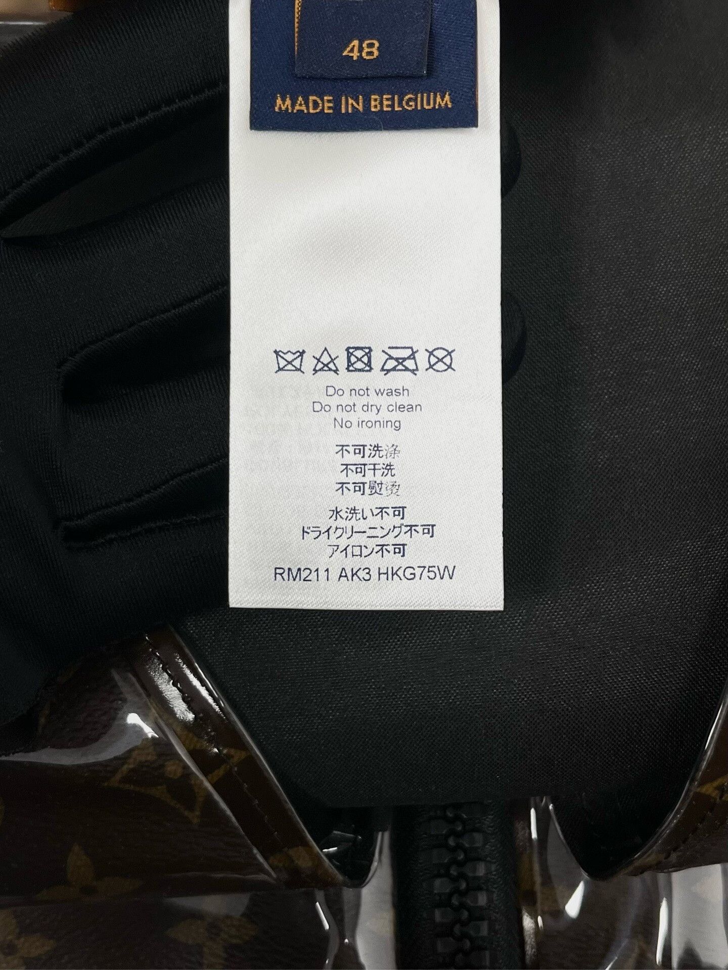 Louis Vuitton louis vuitton inflatable vest with monogram print Size US L / EU 52-54 / 3 - 4 Thumbnail