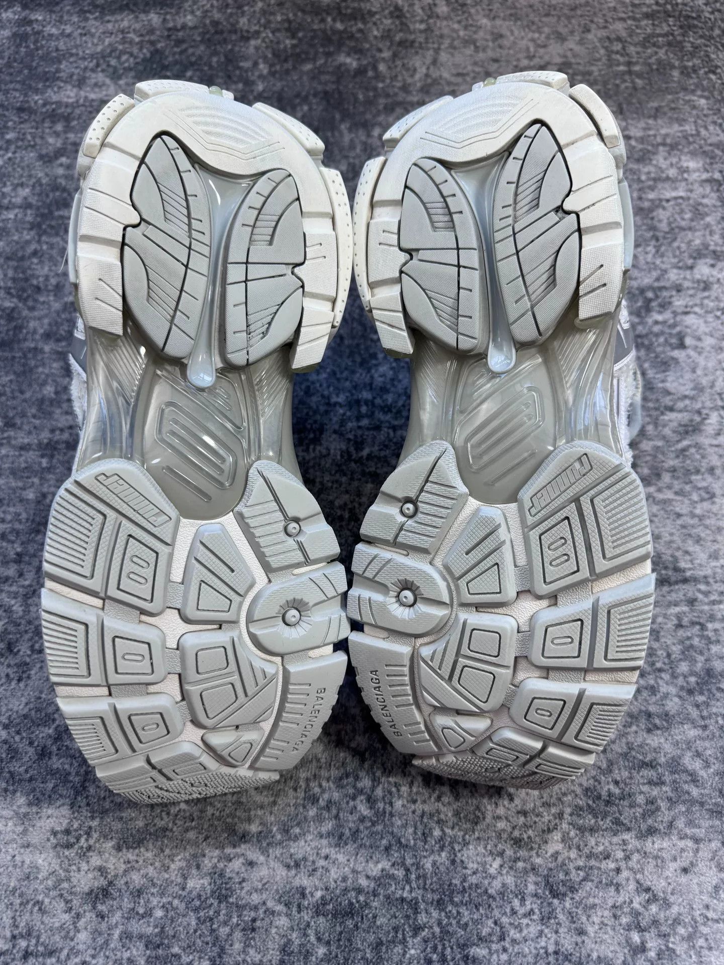 Balenciaga balenciaga silver runner sneakers size 40 Size US 7.5 / EU 40-41 - 7 Thumbnail