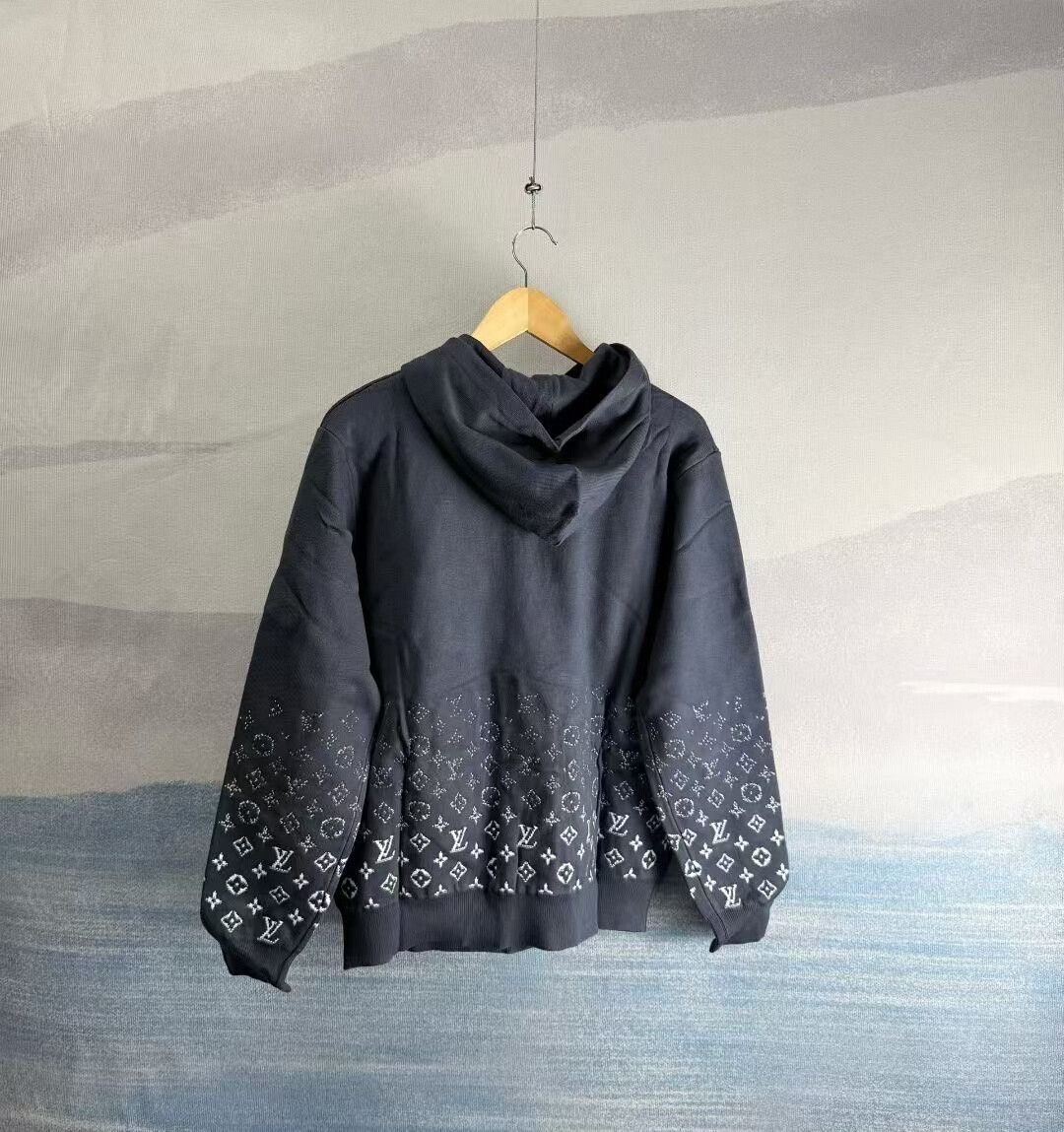 Louis Vuitton louis vuitton gray-blue gradient sweatshirt Size US L / EU 52-54 / 3 - 3 Thumbnail