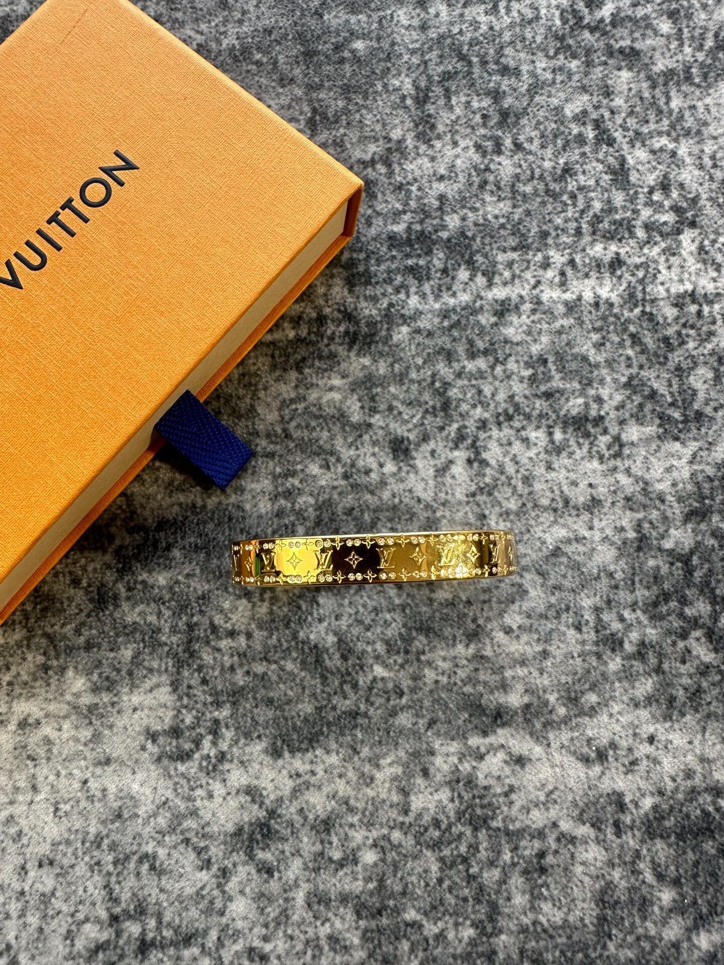 Louis Vuitton louis vuitton gold crystal engraved bracelet Size ONE SIZE - 2 Thumbnail