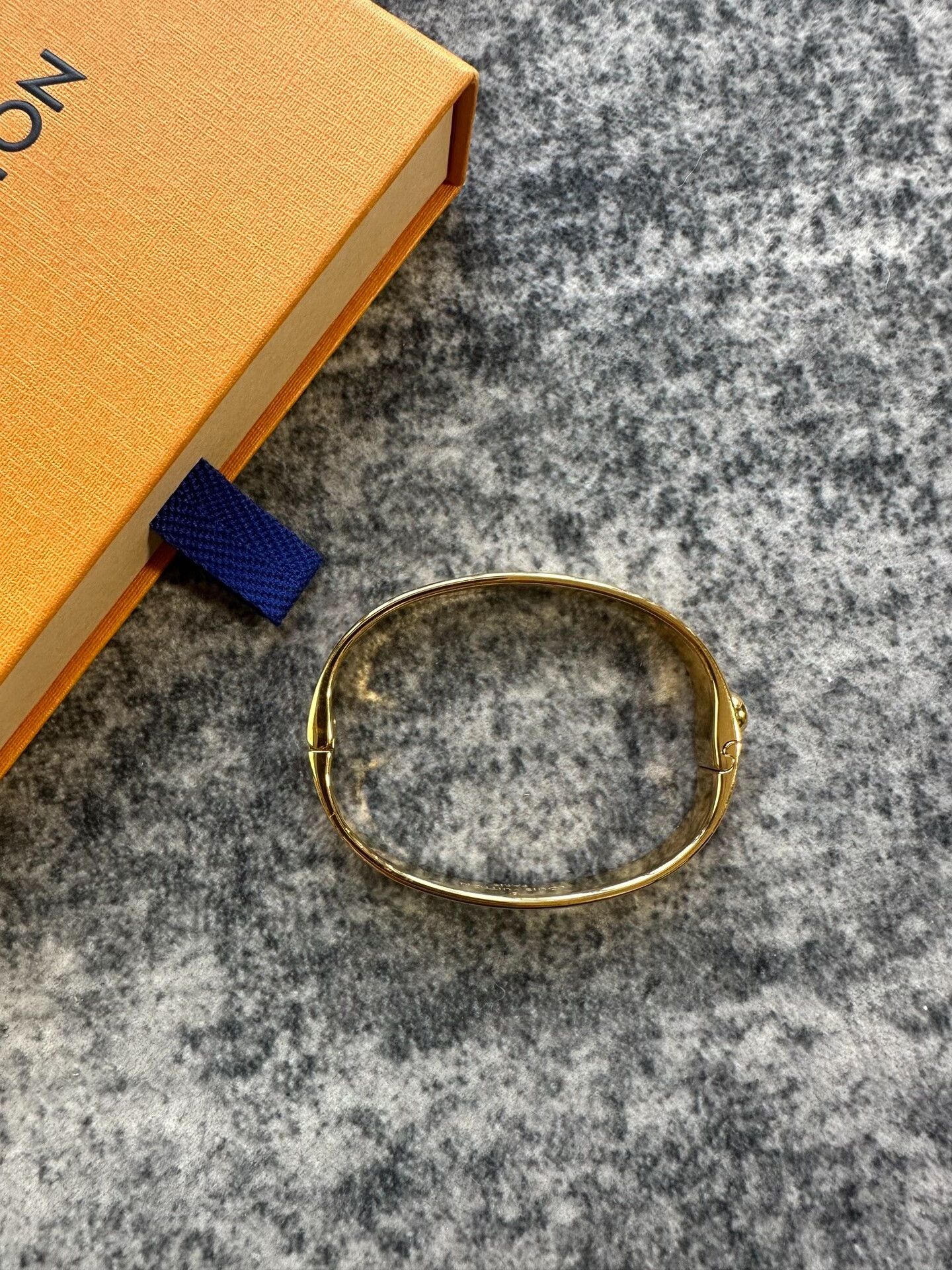 Louis Vuitton louis vuitton gold crystal engraved bracelet Size ONE SIZE - 4 Thumbnail