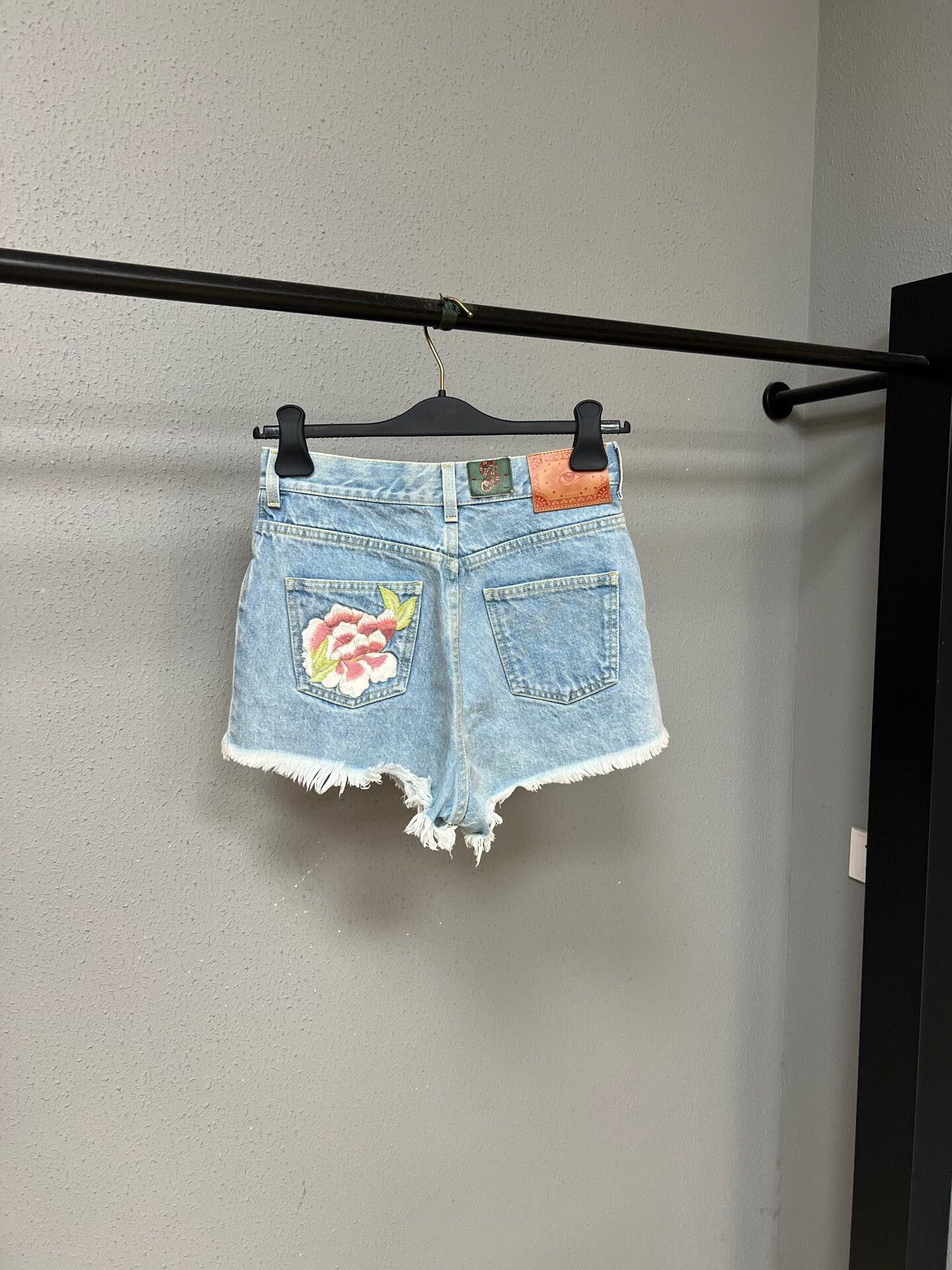 Gucci gucci floral embroidered denim shorts Size 28" / US 6 / IT 42 - 2 Thumbnail