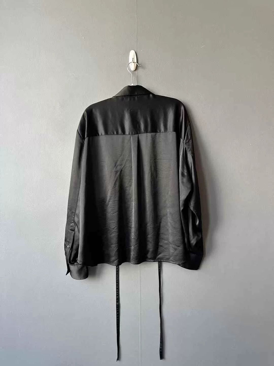 Loewe loewe black silk logo shirt Size M / US 6-8 / IT 42-44 - 2 Thumbnail