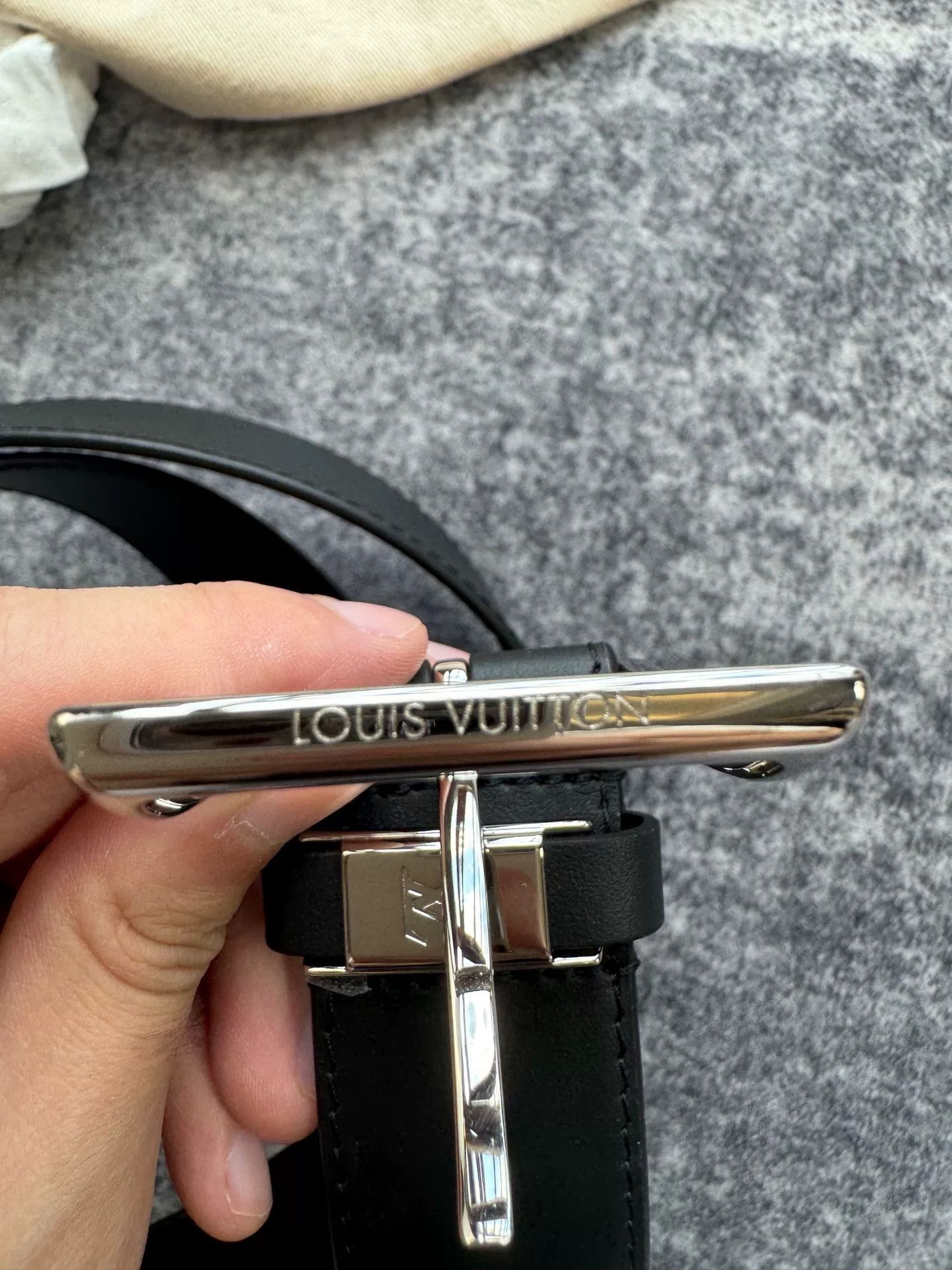 Louis Vuitton louis vuitton black metal logo belt Size ONE SIZE - 6 Thumbnail