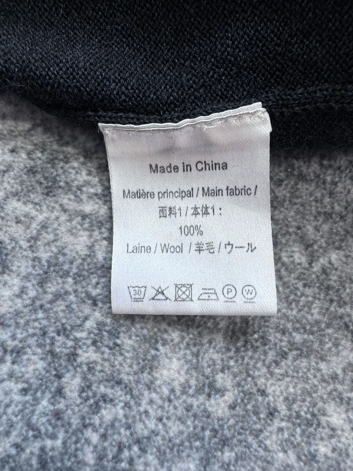 Louis Vuitton louis vuitton black wool uniform sweater Size US M / EU 48-50 / 2 - 5 Thumbnail