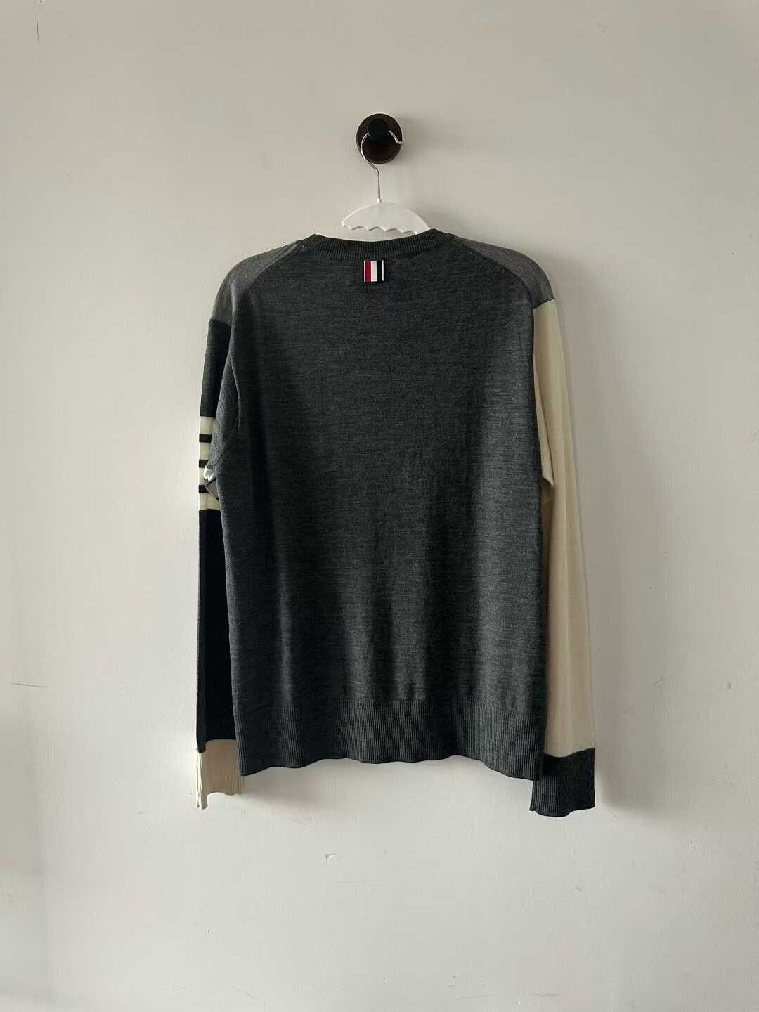Thom Browne thom browne gray and white color-blocked sweater Size US M / EU 48-50 / 2 - 2 Thumbnail