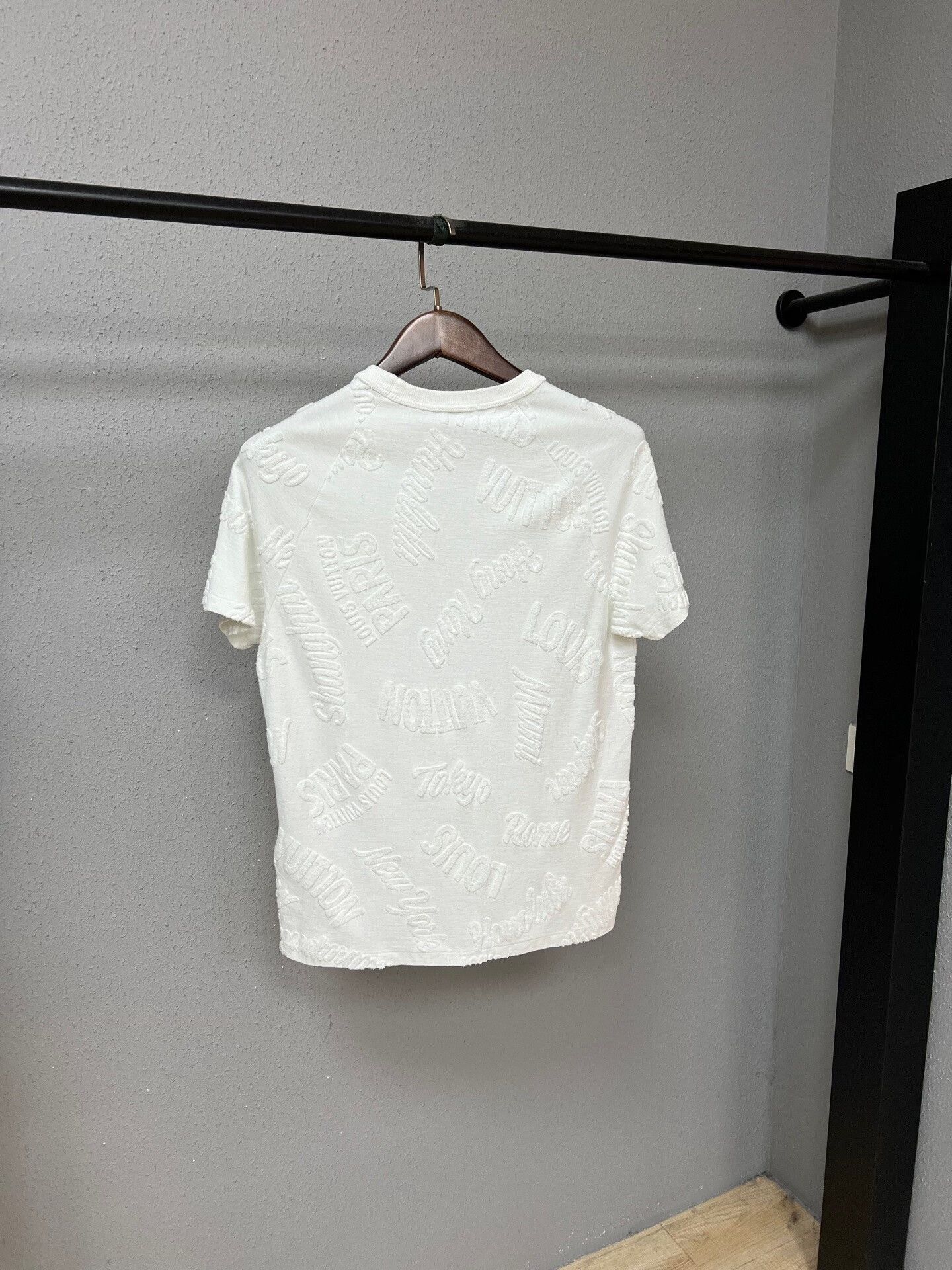 Louis Vuitton Louis Vuitton White Short Sleeve Logo Tee Size S / US 4 / IT 40 - 2 Thumbnail