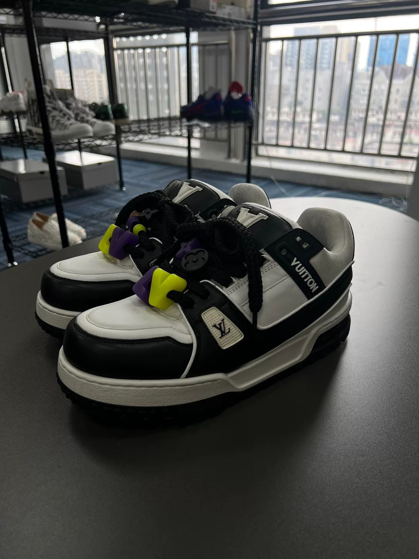 Louis Vuitton LV Black and White Sneakers Size 7 Size US 7 / EU 40 - 5 Thumbnail