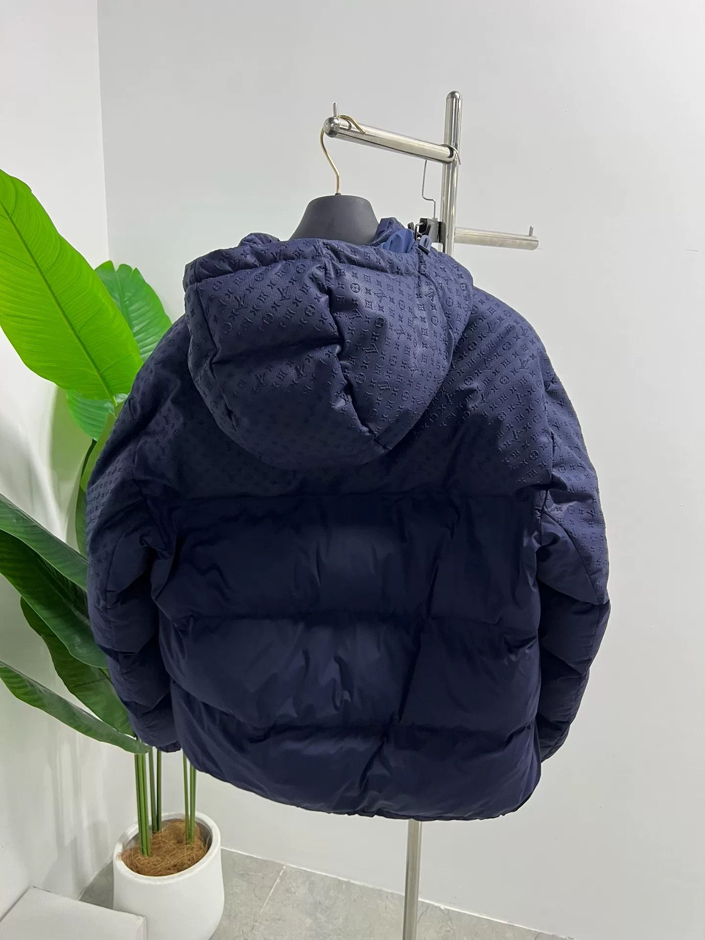 Louis Vuitton lv hooded down jacket with logo print Size US M / EU 48-50 / 2 - 2 Thumbnail