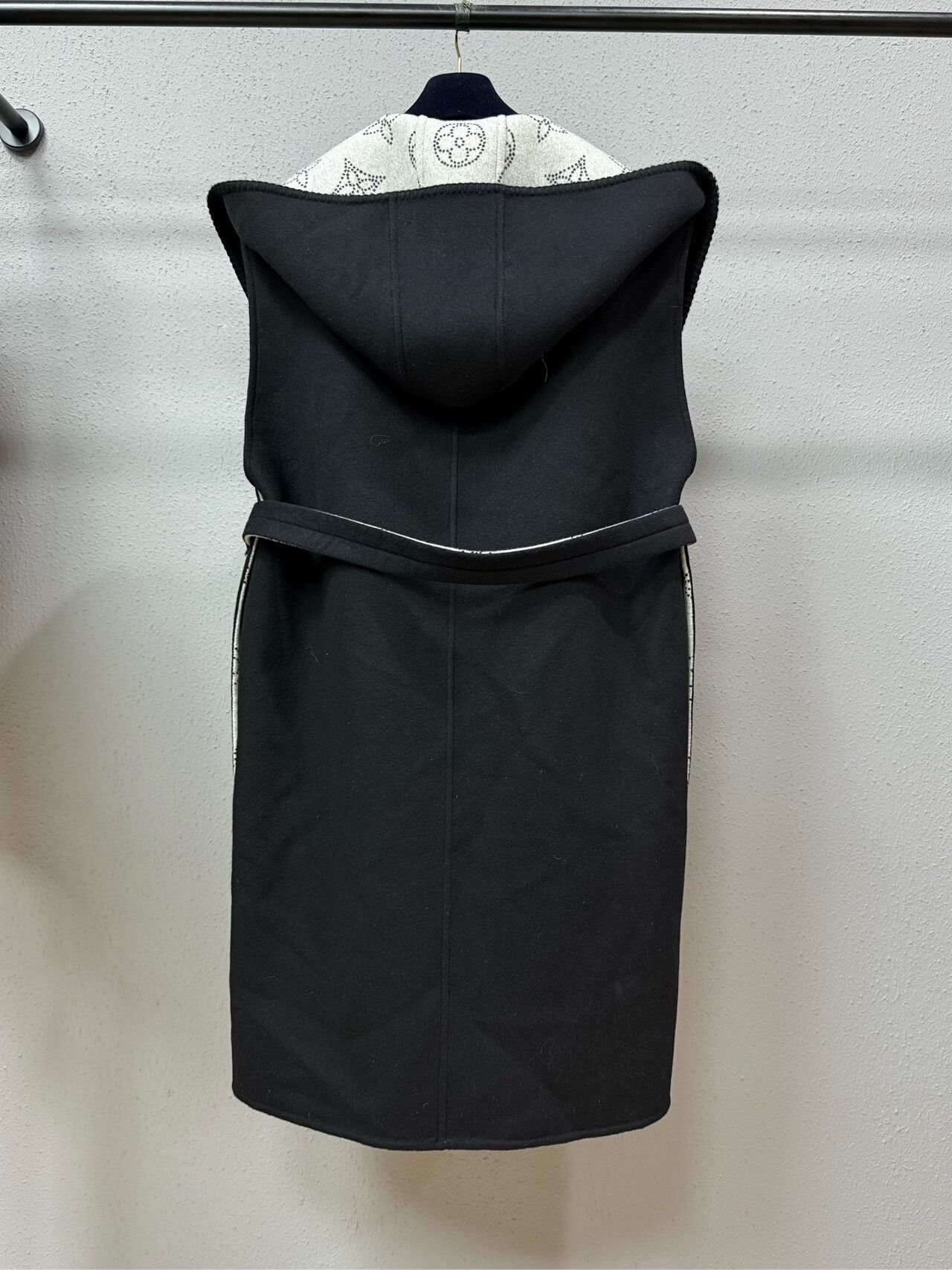 Louis Vuitton Louis Vuitton Sleeveless Wool Coat with Print Size M / US 6-8 / IT 42-44 - 2 Thumbnail