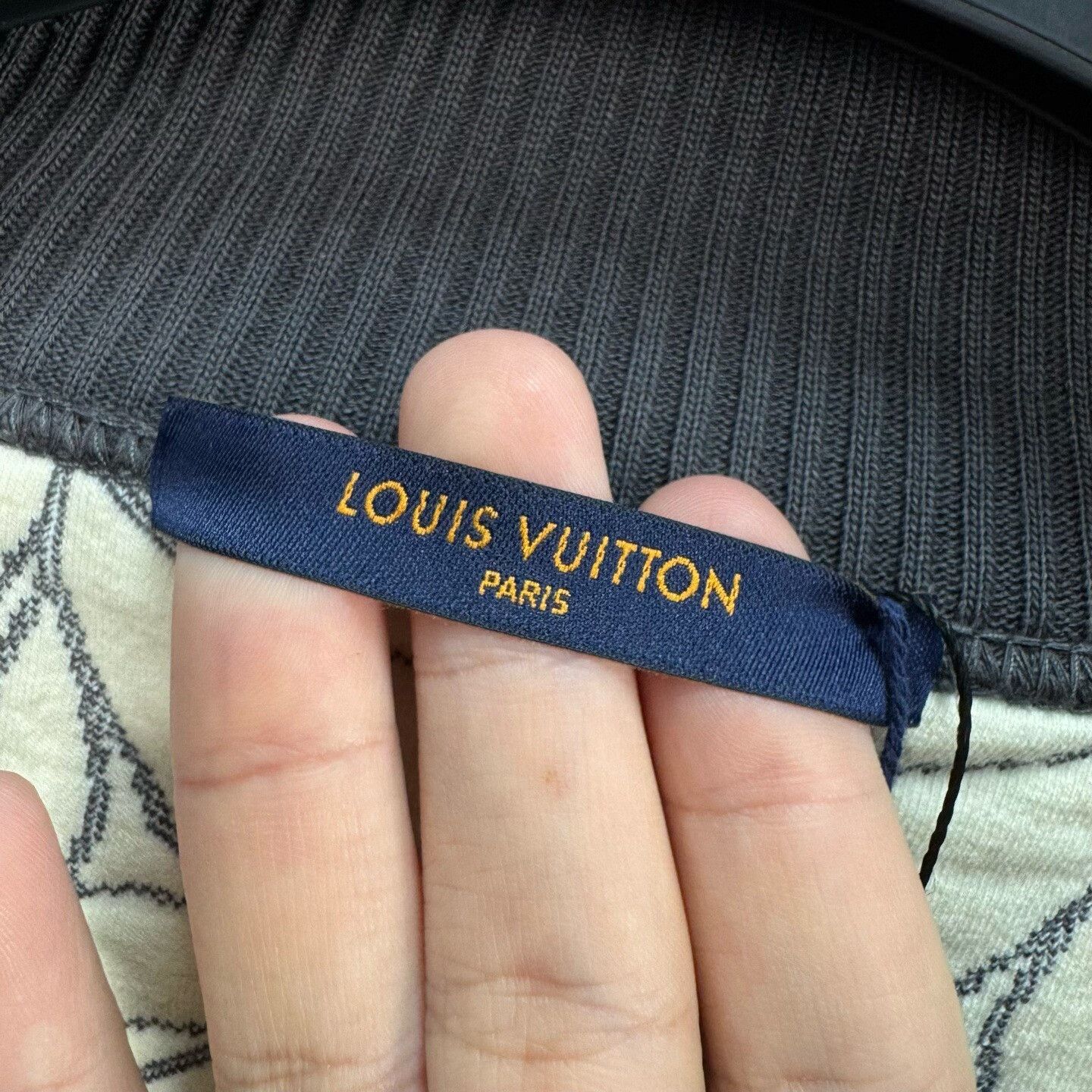Louis Vuitton louis vuitton gray puffer jacket with pattern Size US L / EU 52-54 / 3 - 6 Thumbnail