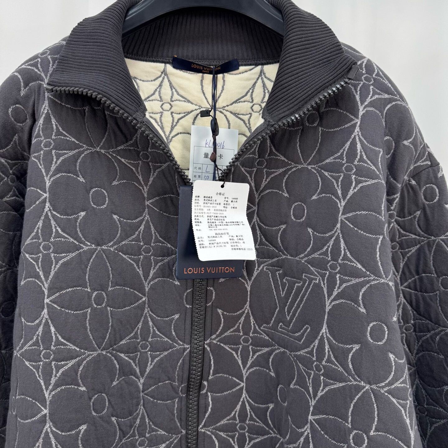 Louis Vuitton louis vuitton gray puffer jacket with pattern Size US L / EU 52-54 / 3 - 3 Thumbnail