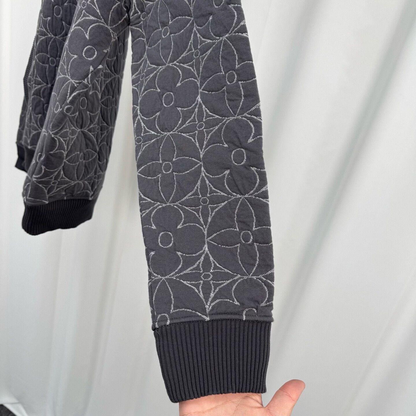 Louis Vuitton louis vuitton gray puffer jacket with pattern Size US L / EU 52-54 / 3 - 4 Thumbnail