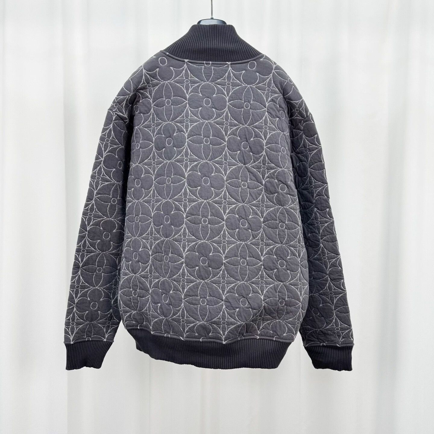 Louis Vuitton louis vuitton gray puffer jacket with pattern Size US L / EU 52-54 / 3 - 2 Thumbnail