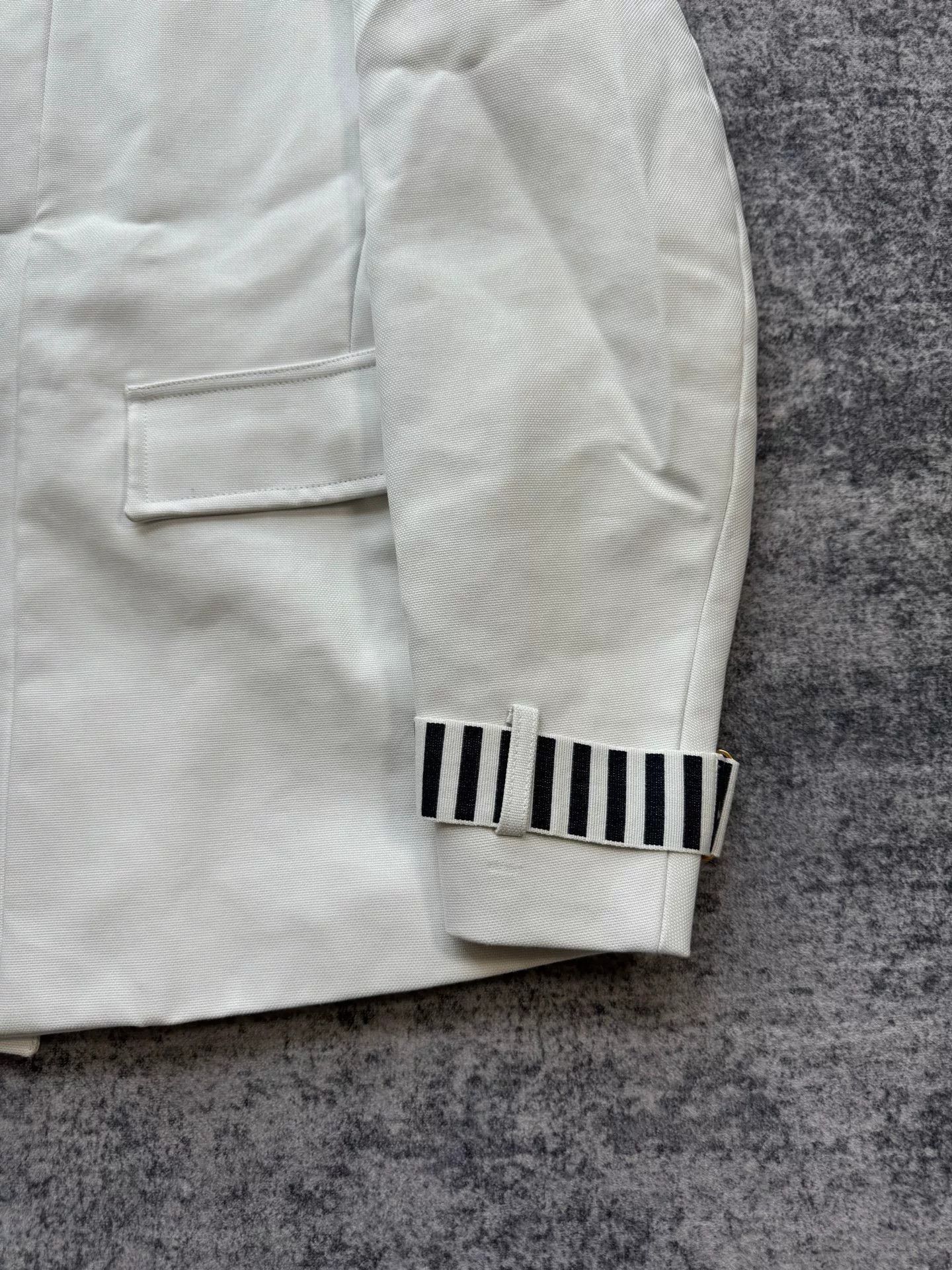 Gucci gucci white coat with metal logo collar Size US L / EU 52-54 / 3 - 3 Thumbnail