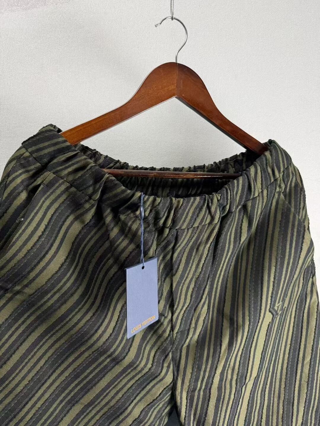 Louis Vuitton louis vuitton green logo shorts Size US 28 / EU 44 - 3 Thumbnail