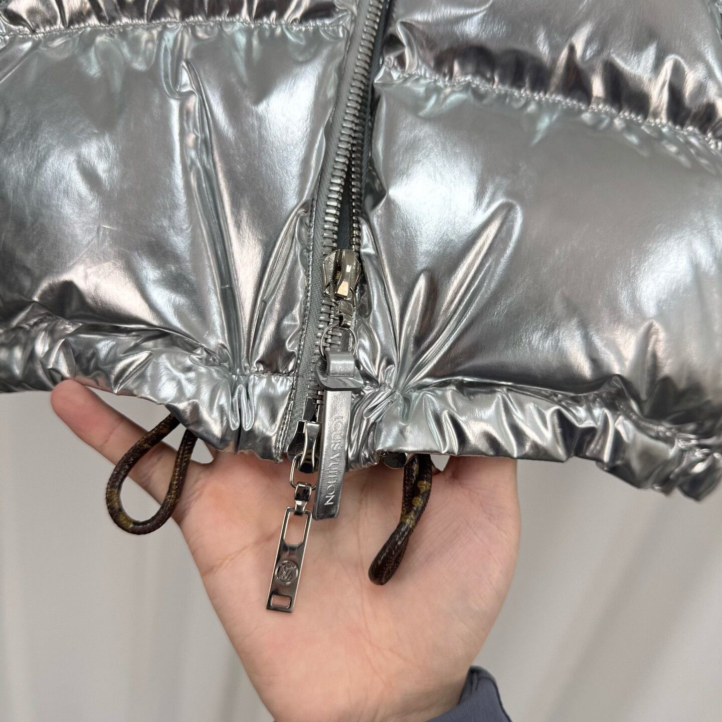 Louis Vuitton louis vuitton silver shiny puffer jacket Size S / US 4 / IT 40 - 4 Thumbnail