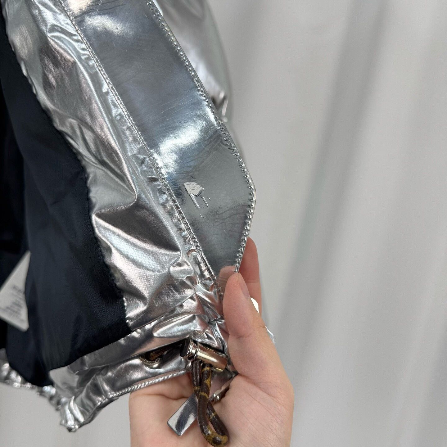 Louis Vuitton louis vuitton silver shiny puffer jacket Size S / US 4 / IT 40 - 5 Thumbnail