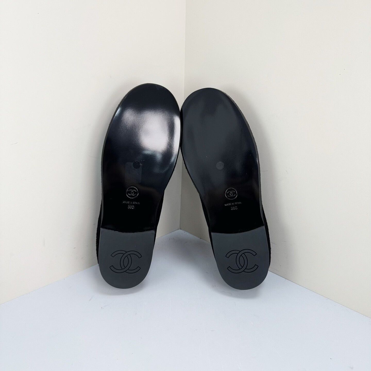 Chanel Chanel Black Gold Suede Loafers Size 38 Size US 7.5 / IT 37.5 - 5 Thumbnail