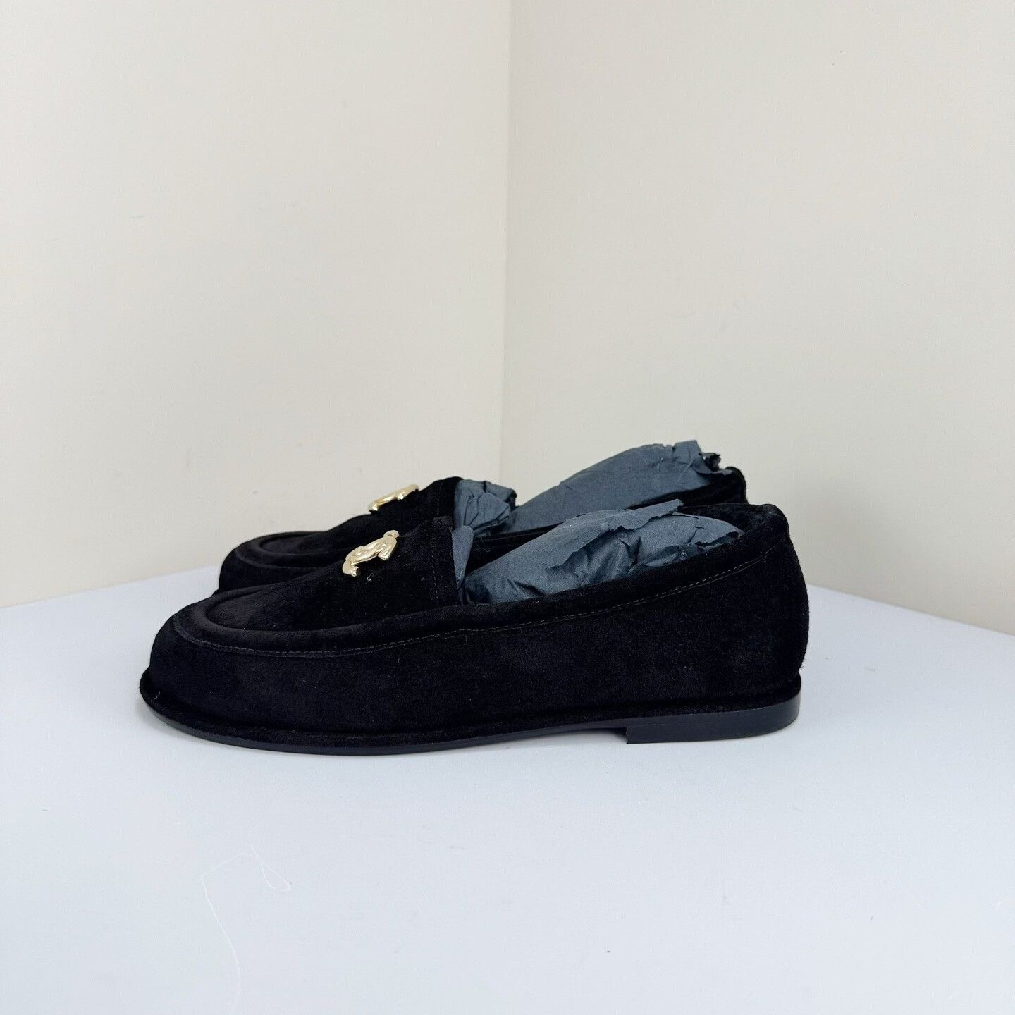 Chanel Chanel Black Gold Suede Loafers Size 38 Size US 7.5 / IT 37.5 - 2 Thumbnail