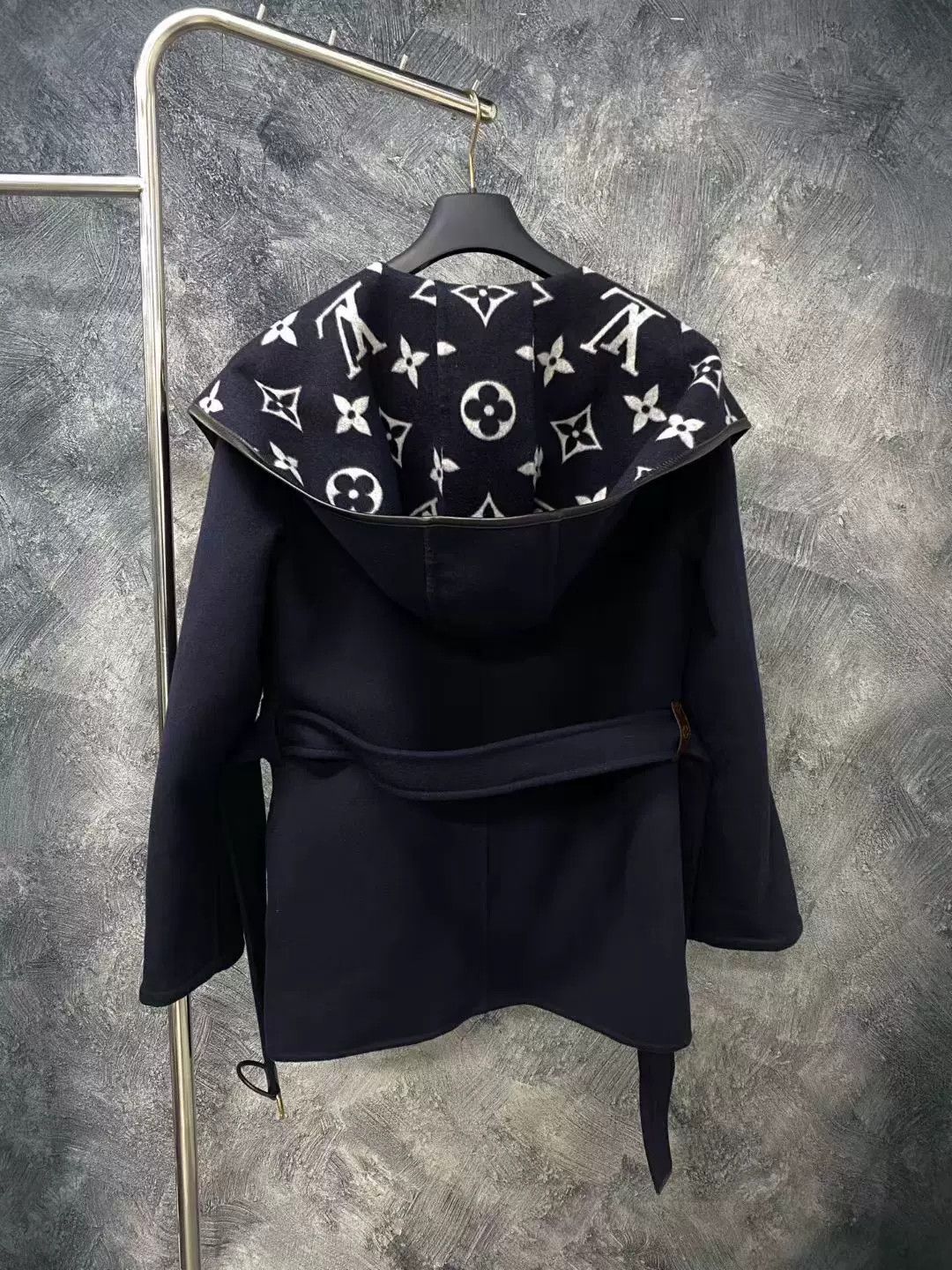 Louis Vuitton Louis Vuitton Double-Breasted Hooded Coat Size S / US 4 / IT 40 - 2 Thumbnail