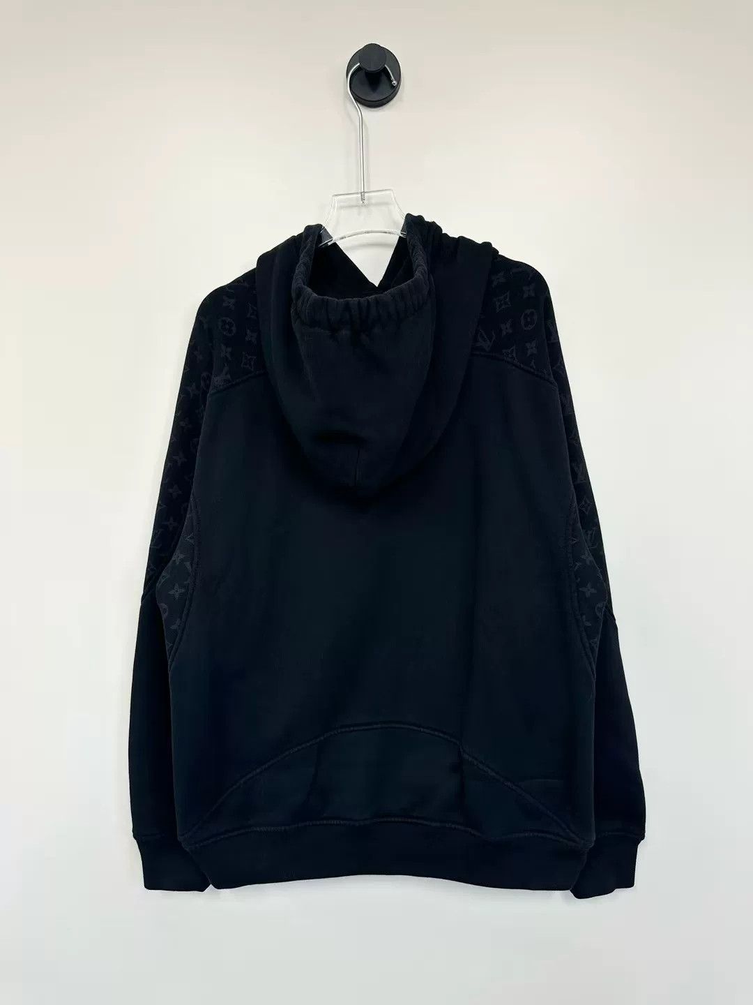 Louis Vuitton louis vuitton black logo hoodie sweatshirt medium Size US M / EU 48-50 / 2 - 3 Thumbnail