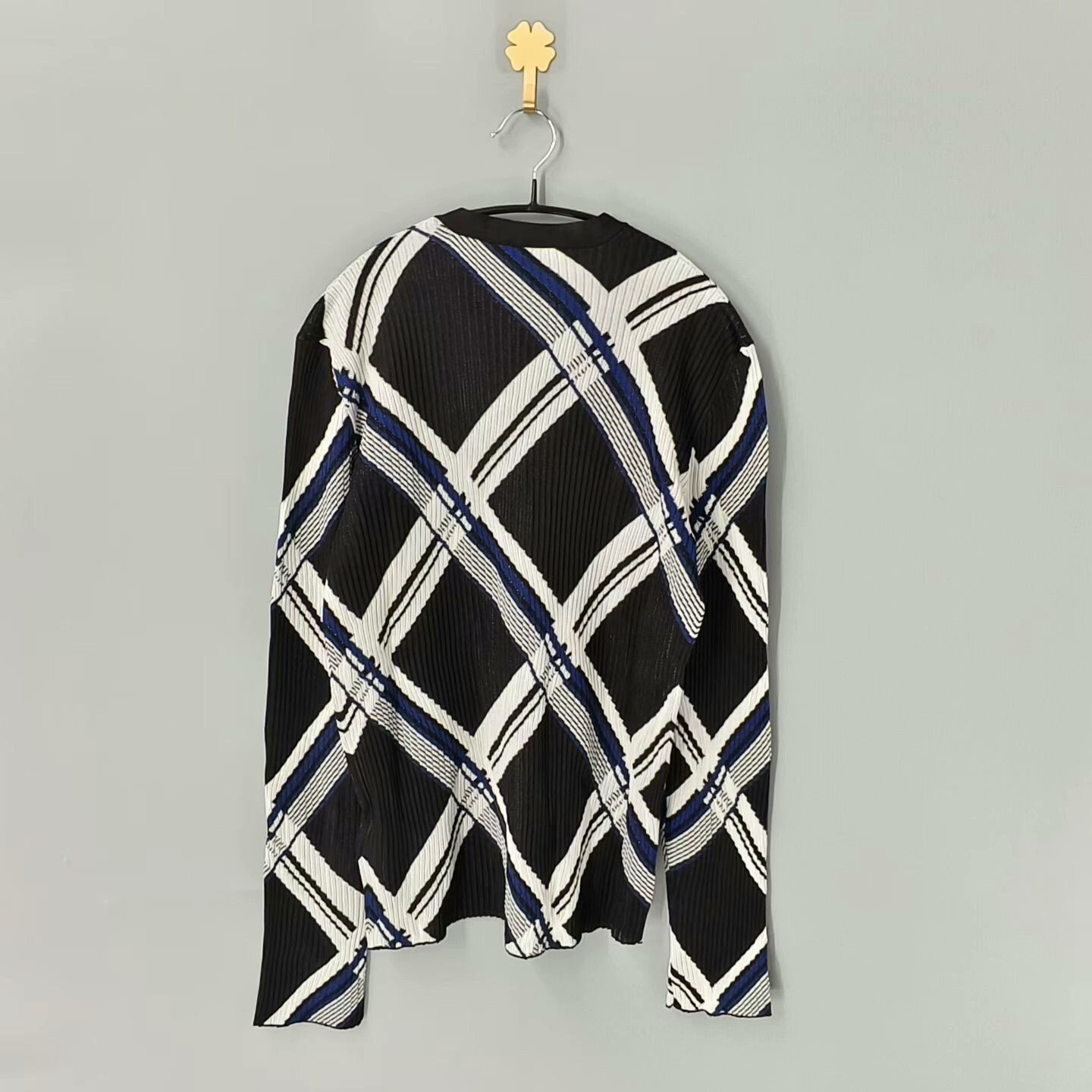 Burberry burberry color block long sleeve v-neck top Size M / US 6-8 / IT 42-44 - 2 Thumbnail