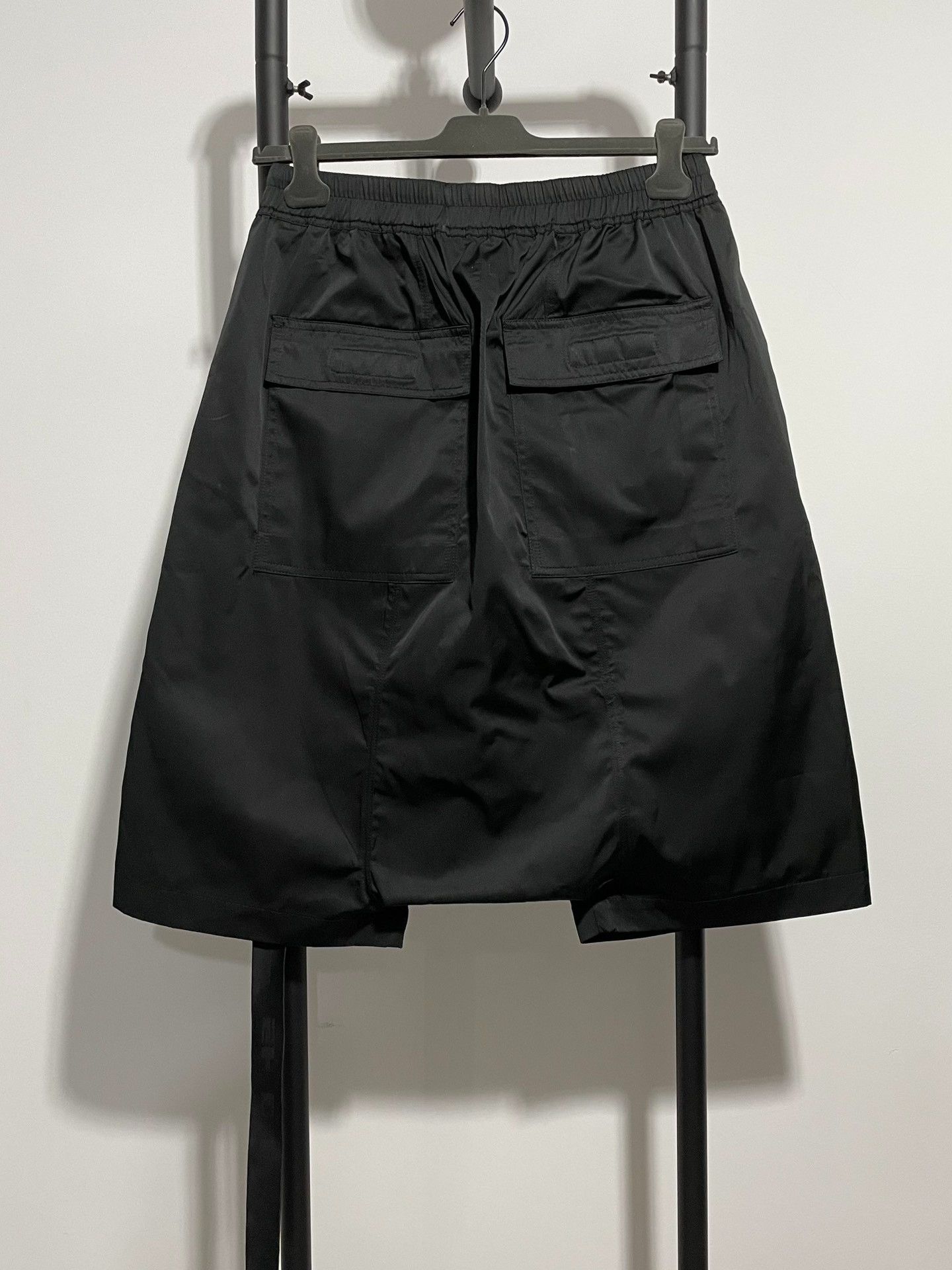 Rick Owens rick owens shorts in black with drawstring Size US 31 - 2 Thumbnail