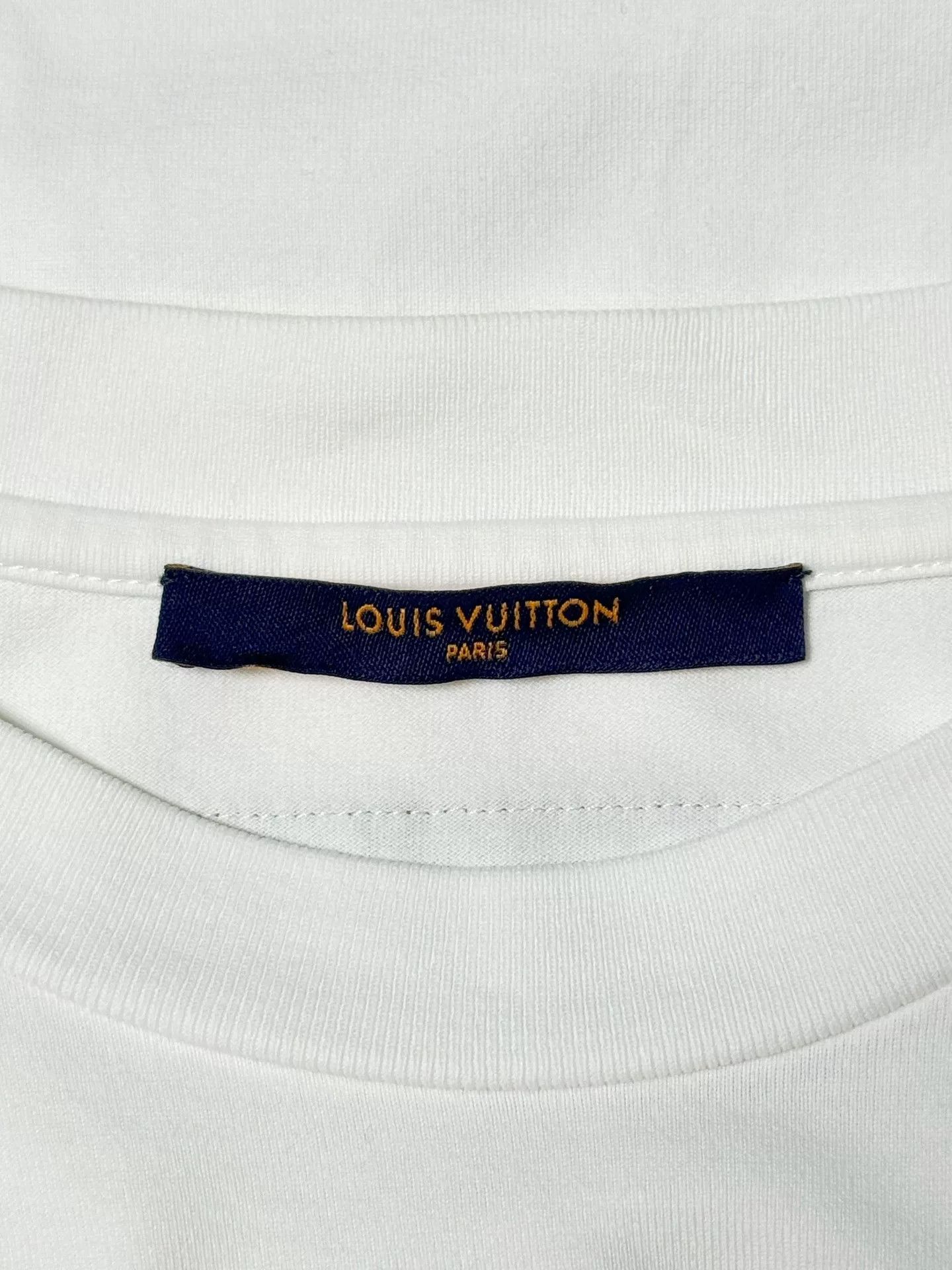 Louis Vuitton louis vuitton embossed logo short sleeve t-shirt Size US XL / EU 56 / 4 - 7 Thumbnail