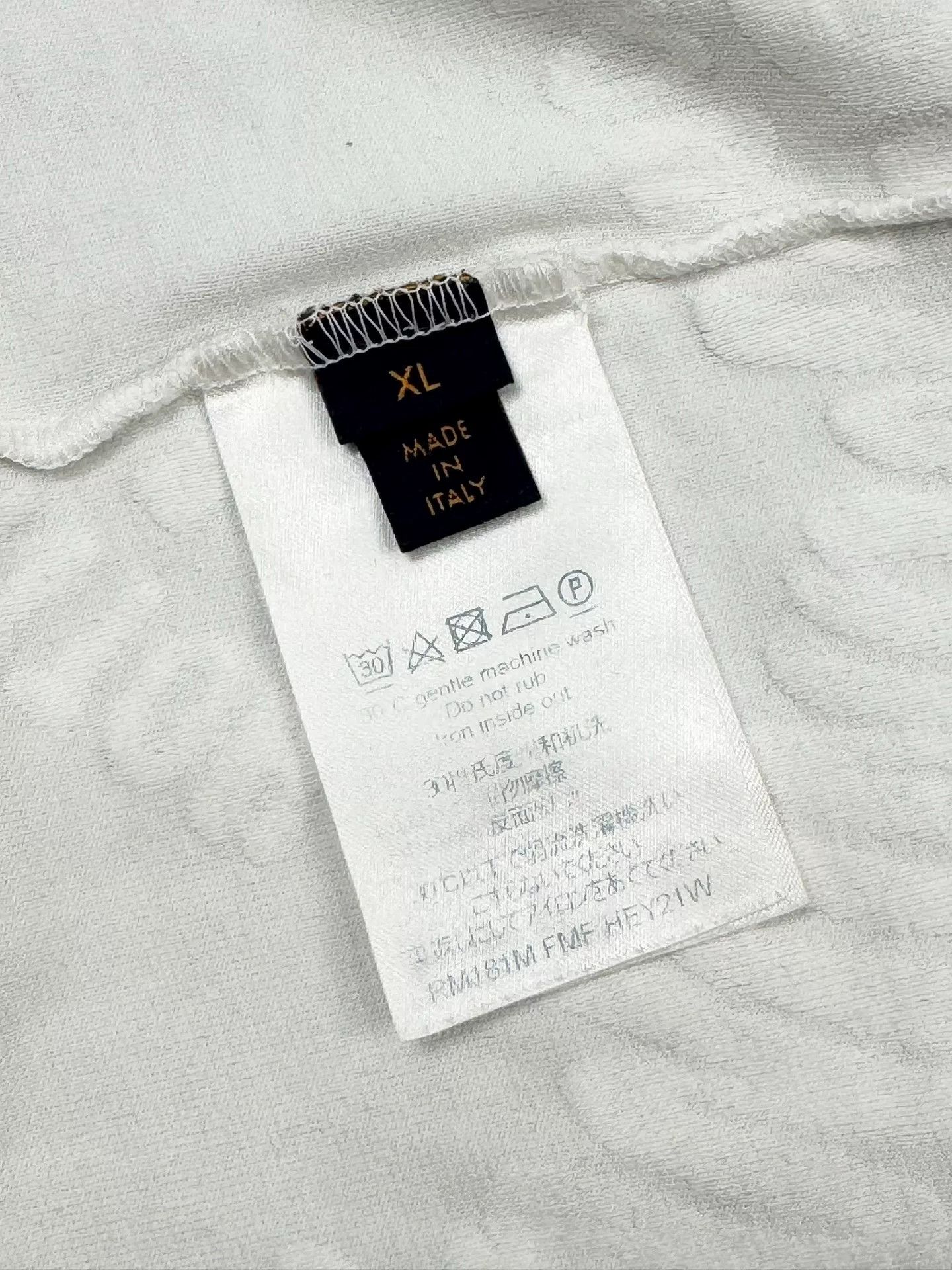 Louis Vuitton Louis Vuitton Embossed Short Sleeve T-Shirt Size US XL / EU 56 / 4 - 8 Thumbnail