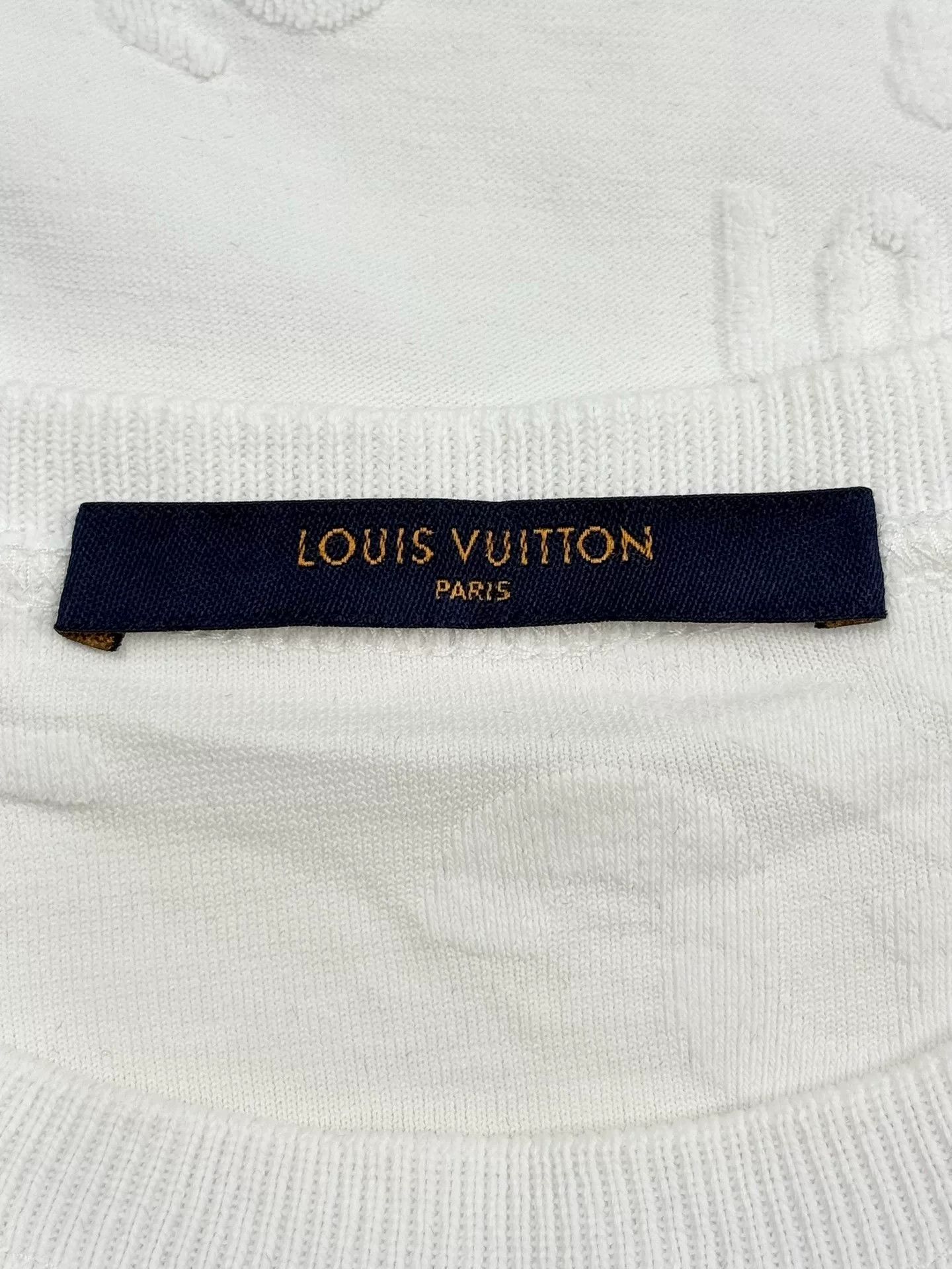 Louis Vuitton Louis Vuitton Embossed Short Sleeve T-Shirt Size US XL / EU 56 / 4 - 7 Thumbnail