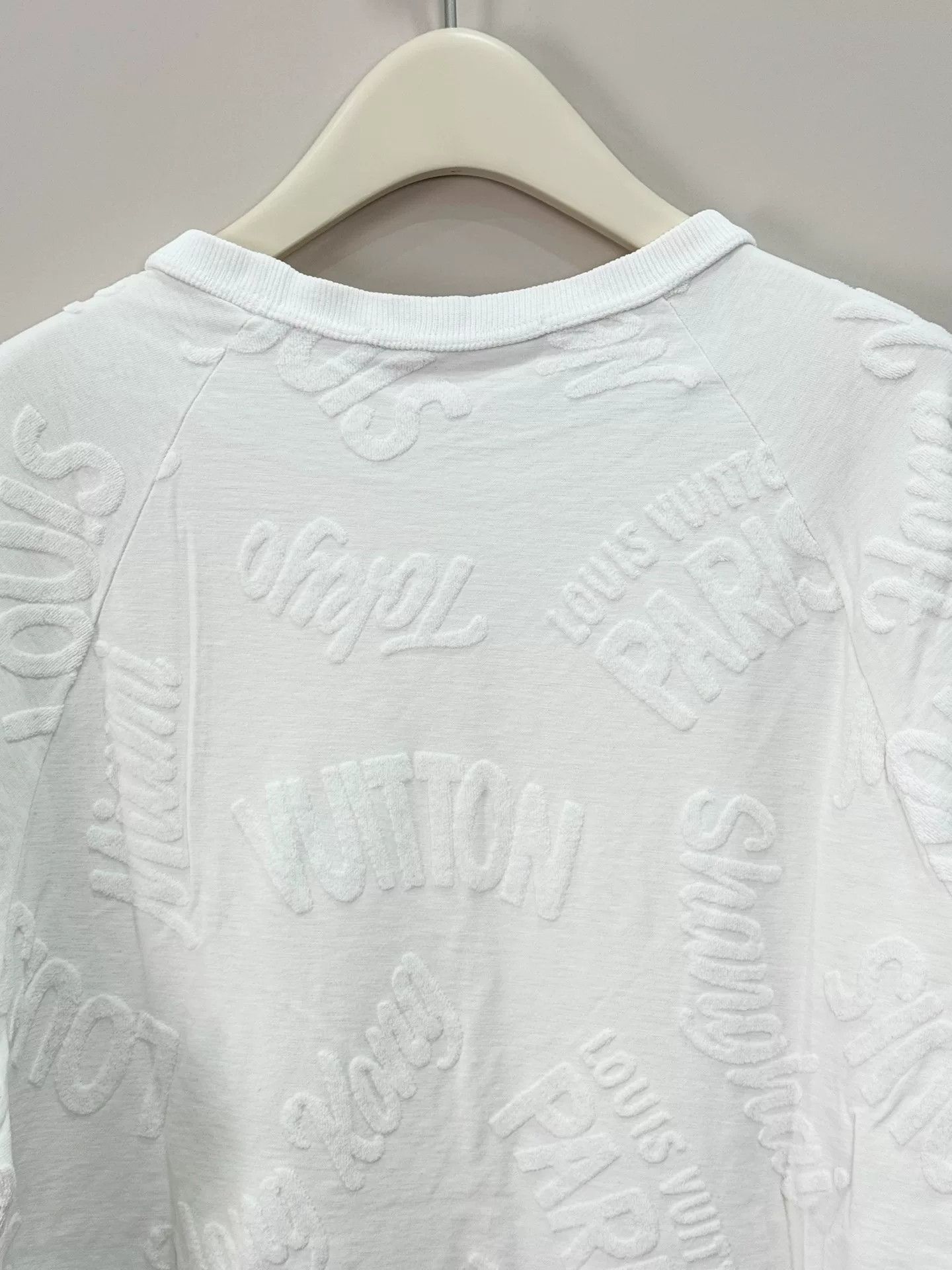 Louis Vuitton Louis Vuitton Embossed Short Sleeve T-Shirt Size US XL / EU 56 / 4 - 5 Thumbnail