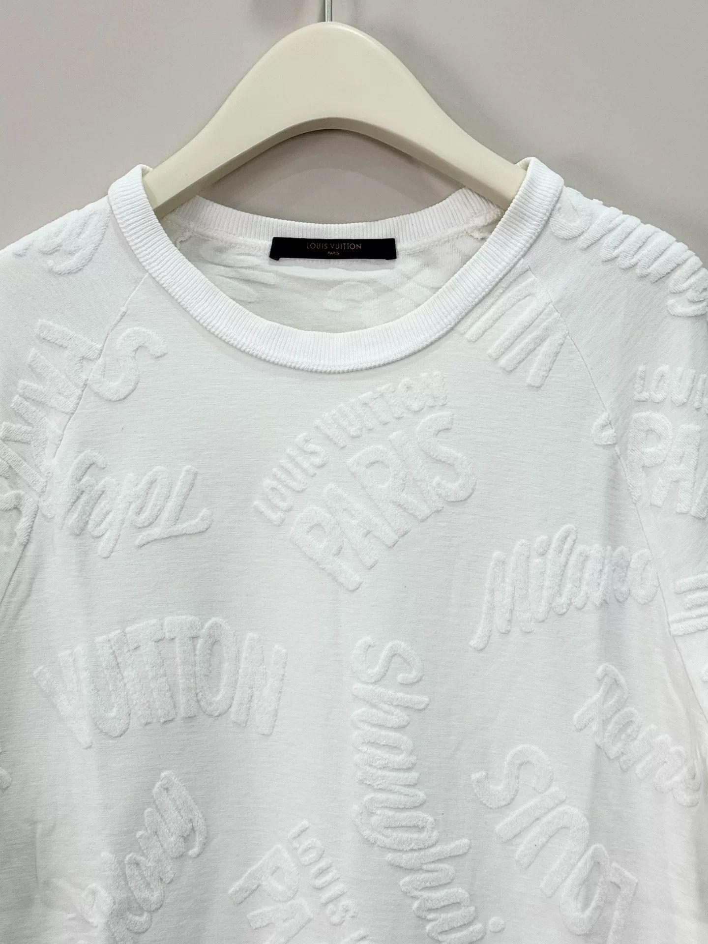 Louis Vuitton Louis Vuitton Embossed Short Sleeve T-Shirt Size US XL / EU 56 / 4 - 3 Thumbnail