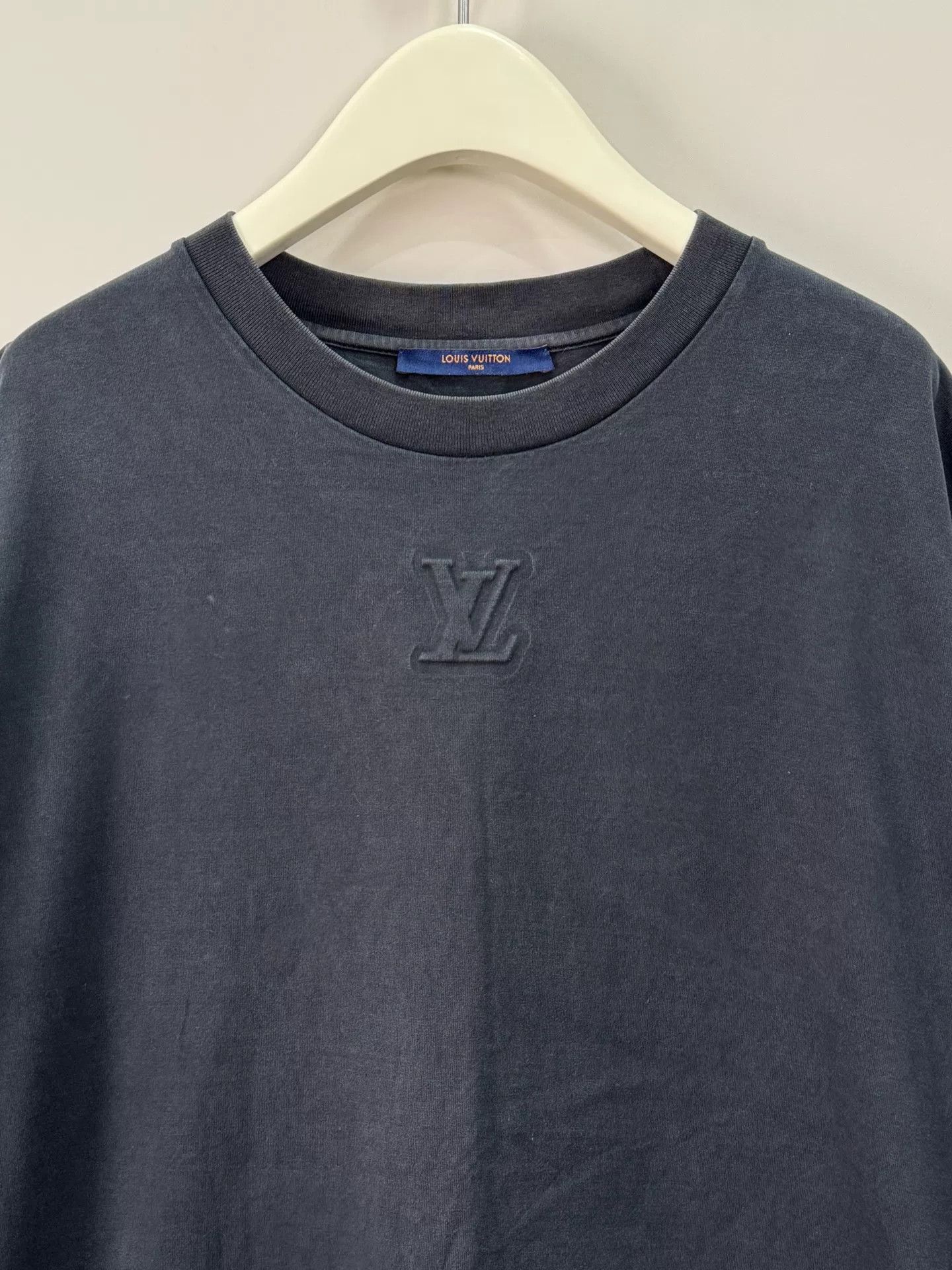 Louis Vuitton louis vuitton embossed logo black t-shirt xl Size US XL / EU 56 / 4 - 3 Thumbnail