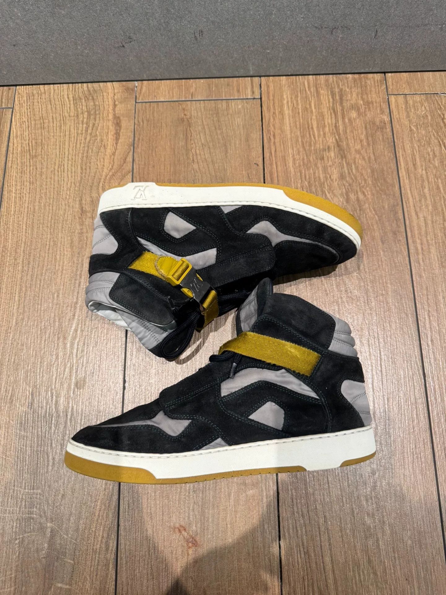 Louis Vuitton louis vuitton black suede high top sneakers Size US 5 / EU 37 - 2 Thumbnail