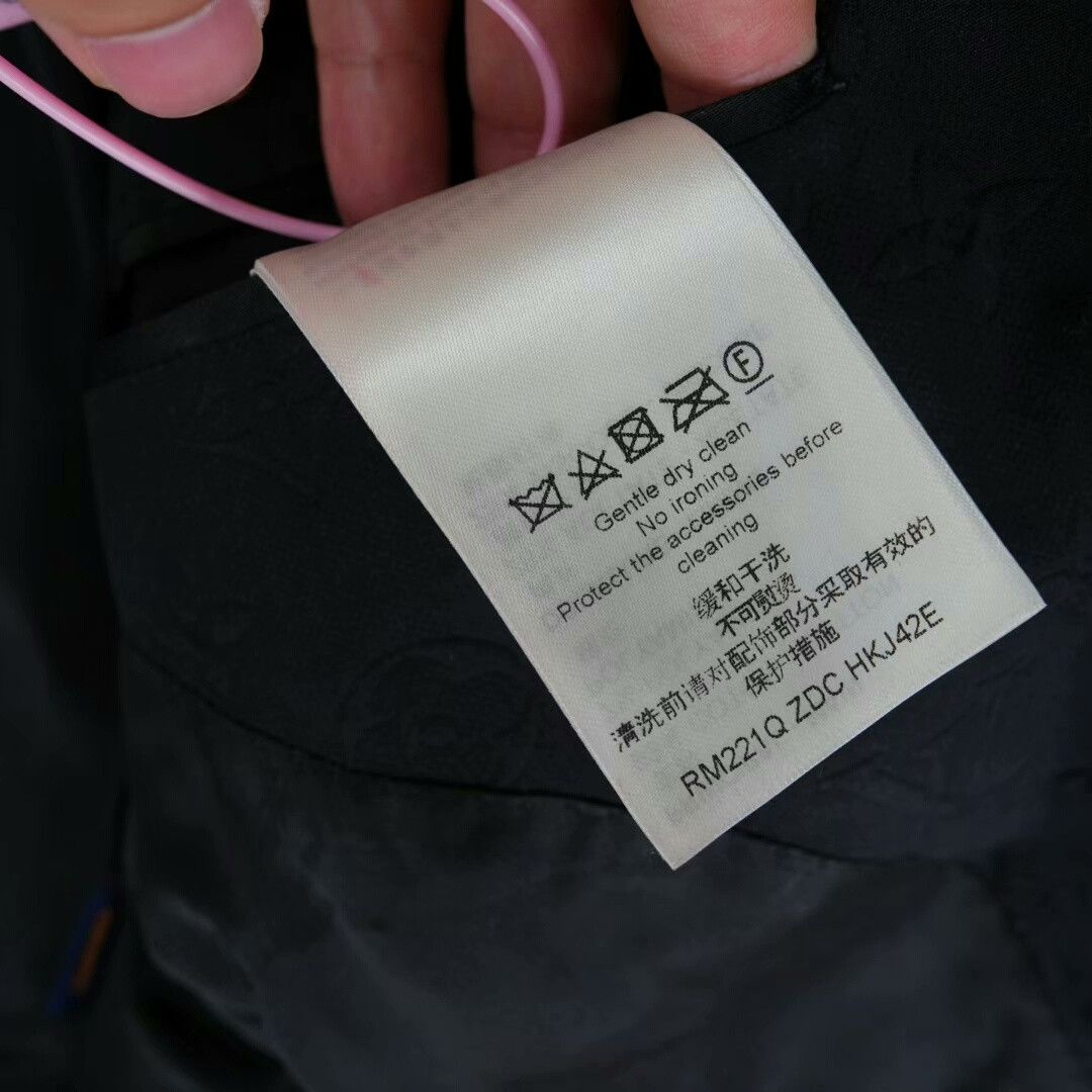 Louis Vuitton louis vuitton black embossed logo jacket Size US L / EU 52-54 / 3 - 5 Thumbnail