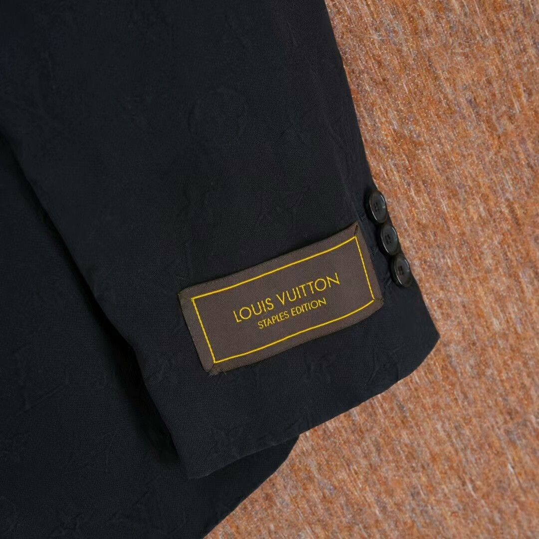 Louis Vuitton louis vuitton black embossed logo jacket Size US L / EU 52-54 / 3 - 4 Thumbnail