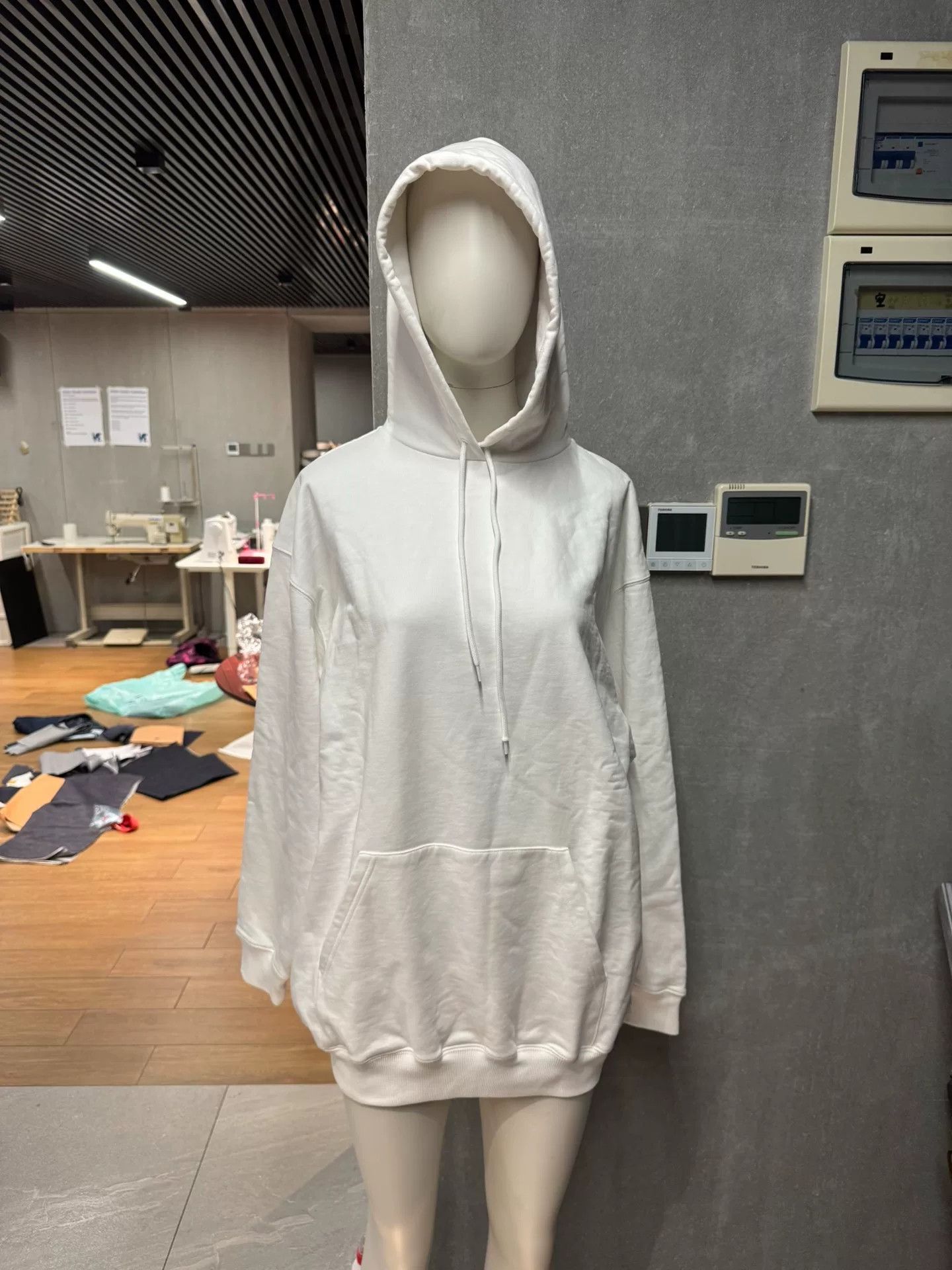 Balenciaga balenciaga oversized white hoodie sweatshirt Size US S / EU 44-46 / 1 - 2 Thumbnail