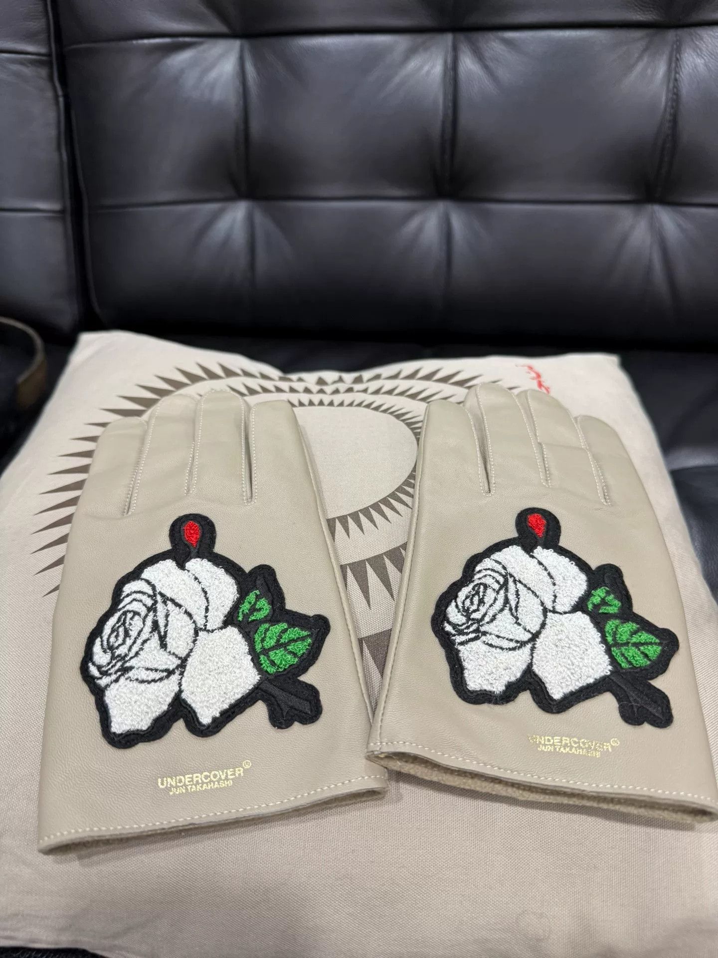 Comme des Garcons undercover rose embroidered leather gloves Size ONE SIZE - 2 Thumbnail