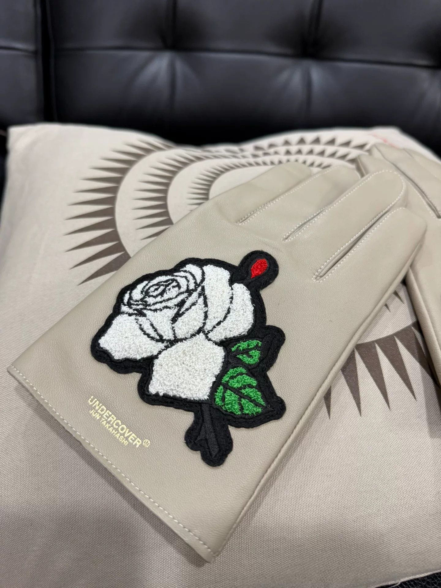 Comme des Garcons undercover rose embroidered leather gloves Size ONE SIZE - 3 Thumbnail
