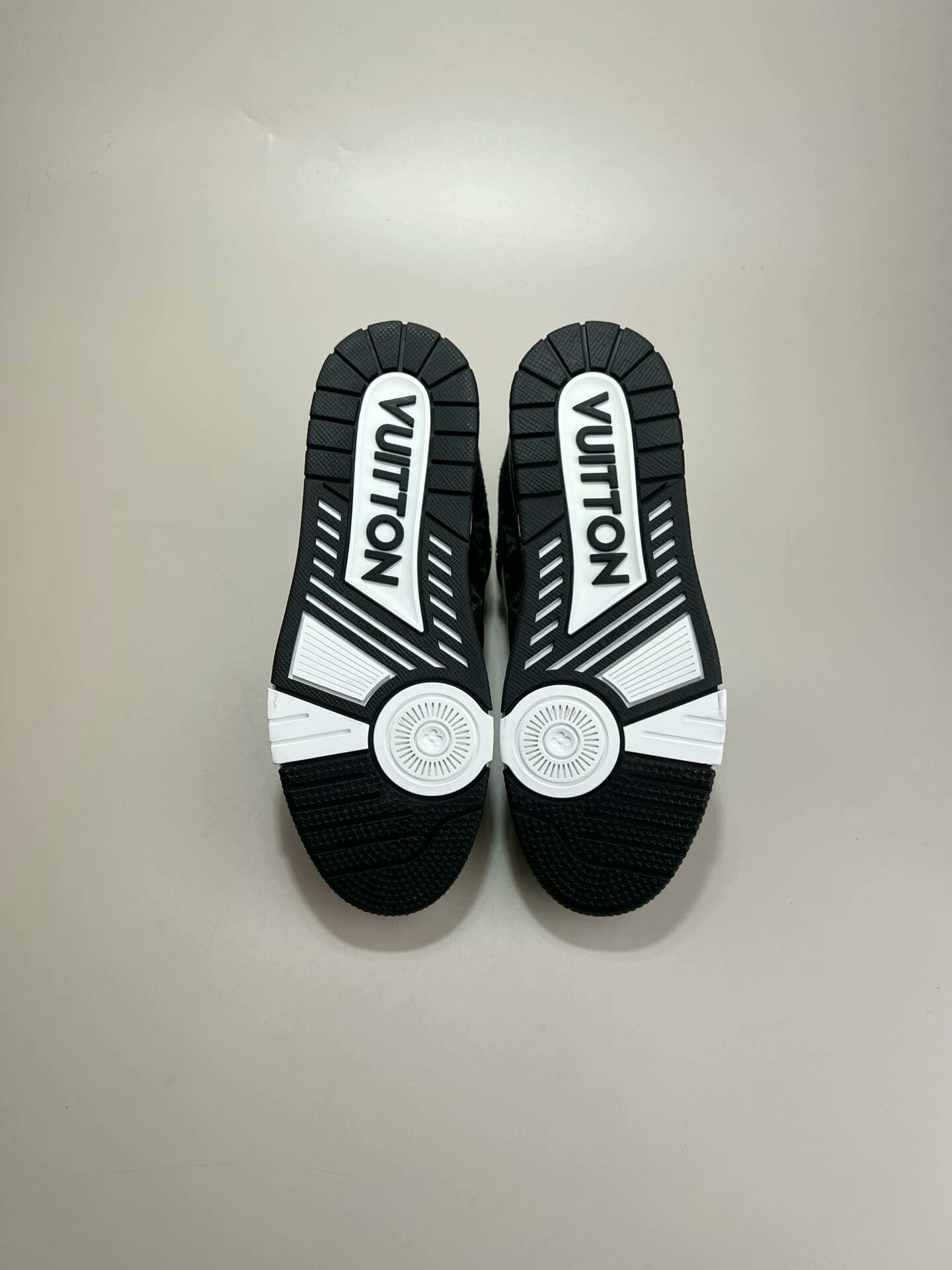 Louis Vuitton louis vuitton lv trainer black white sneakers Size US 5 / EU 37 - 6 Thumbnail