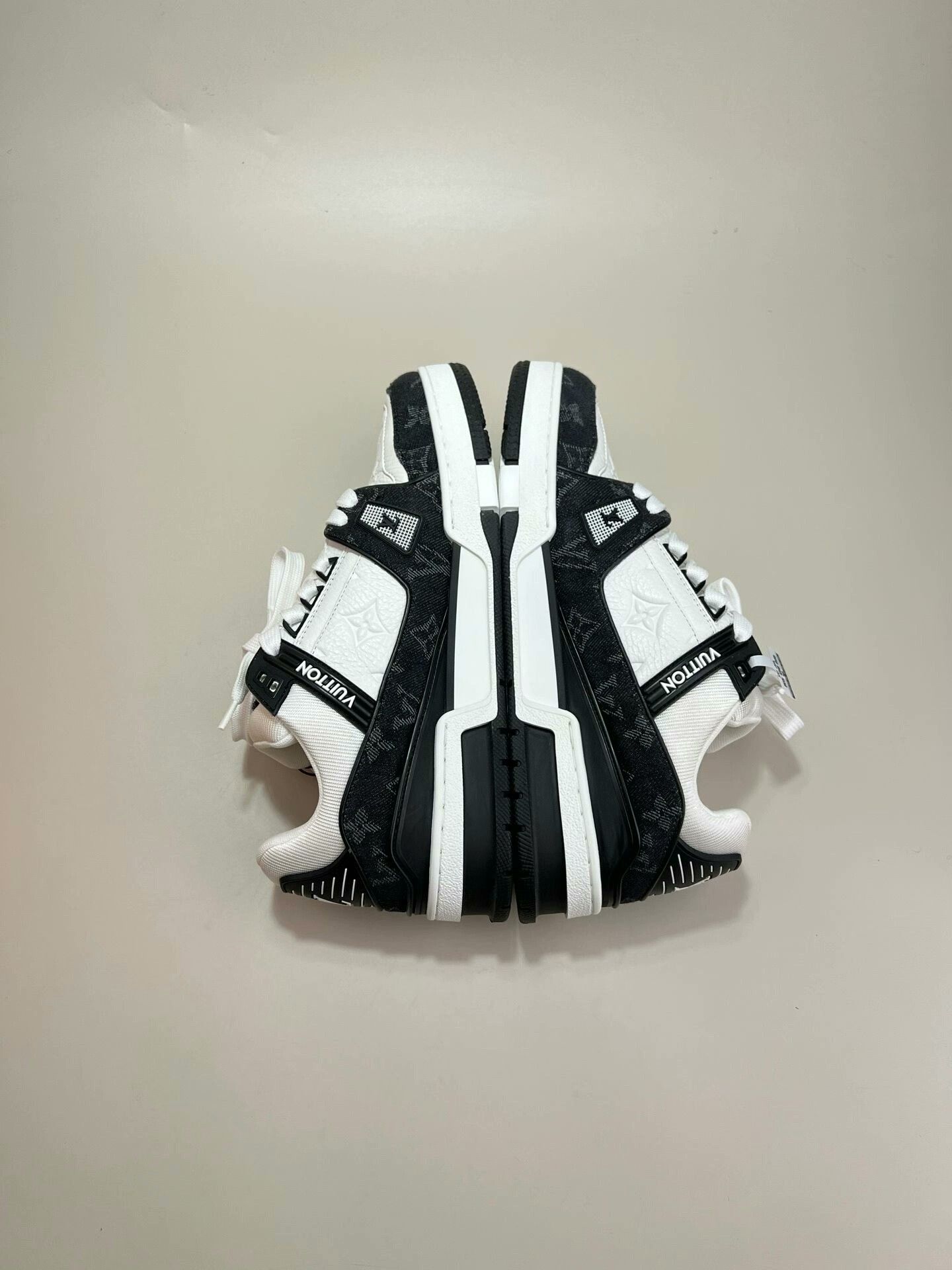 Louis Vuitton louis vuitton lv trainer black white sneakers Size US 5 / EU 37 - 4 Thumbnail