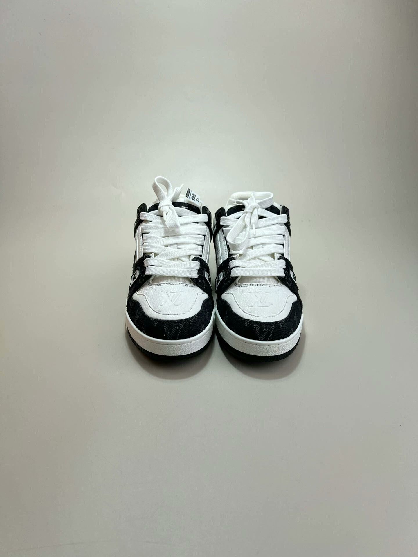 Louis Vuitton louis vuitton lv trainer black white sneakers Size US 5 / EU 37 - 2 Thumbnail