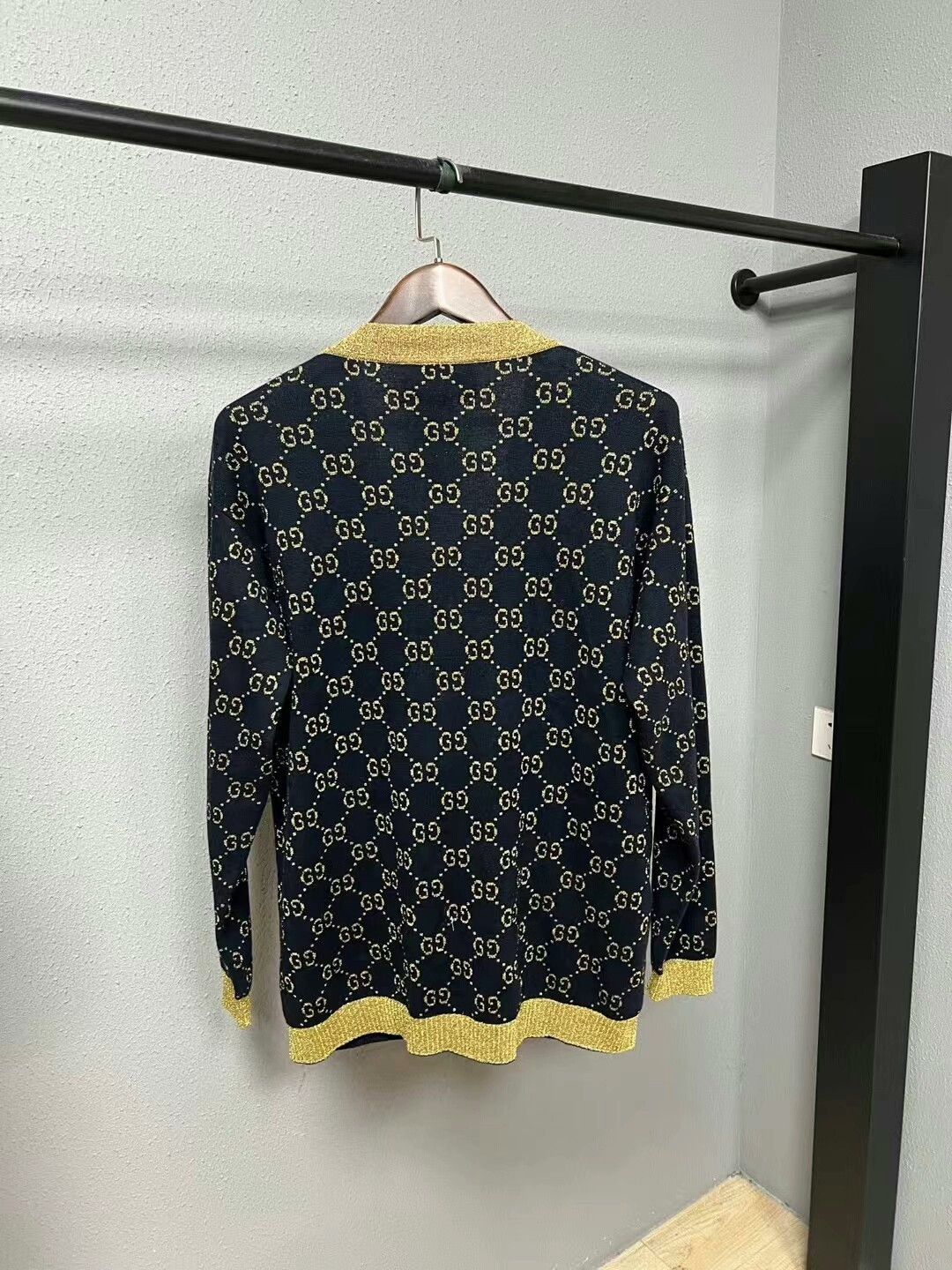 Gucci gucci gold logo cardigan in size large Size L / US 10 / IT 46 - 2 Thumbnail