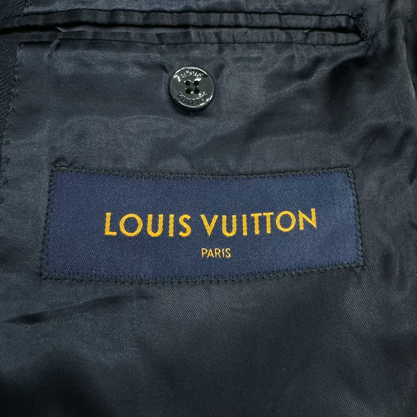 Louis Vuitton louis vuitton embossed four-leaf clover suit jacket Size US L / EU 52-54 / 3 - 2 Thumbnail
