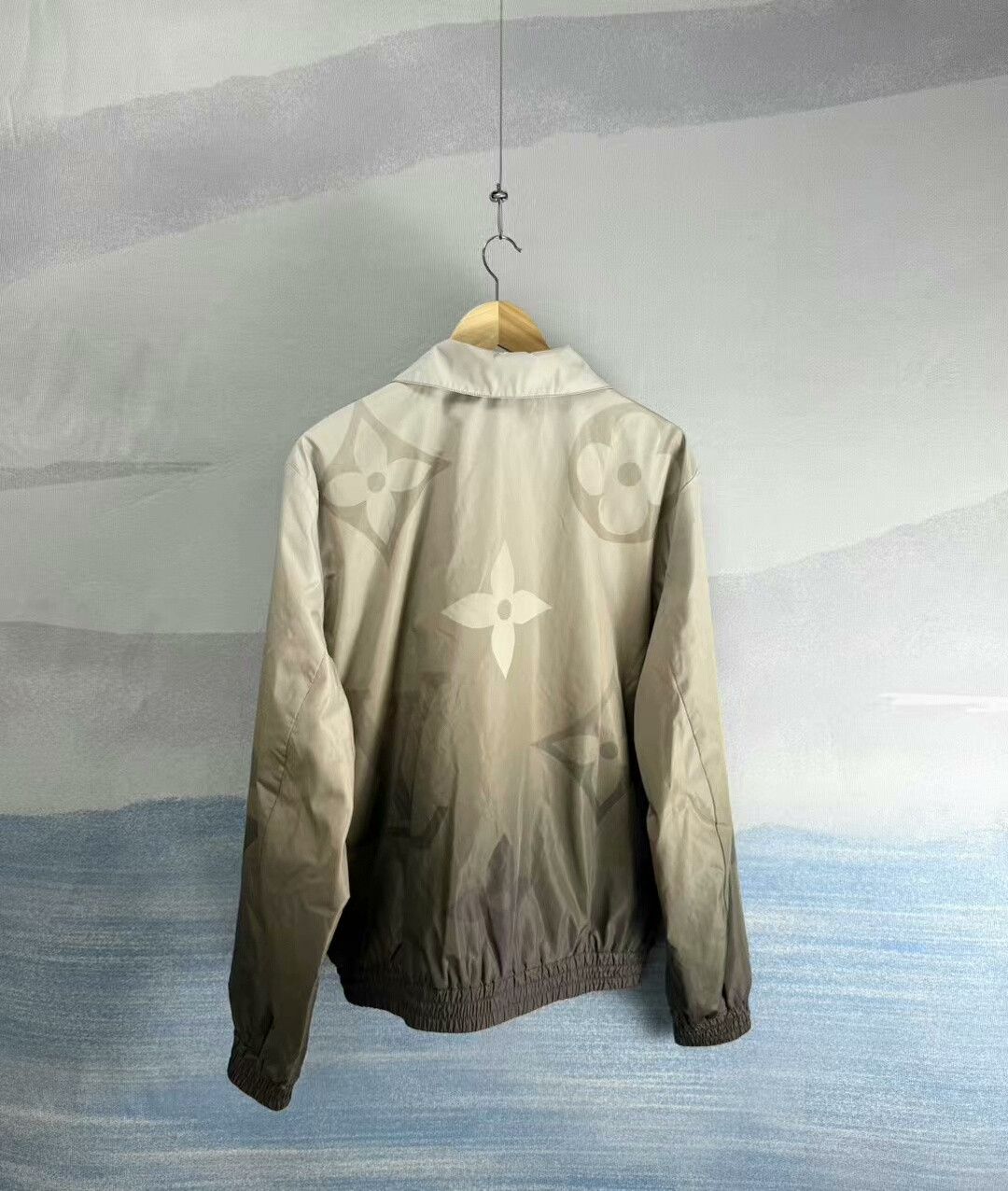 Louis Vuitton louis vuitton beige gradient windbreaker jacket Size US L / EU 52-54 / 3 - 3 Thumbnail