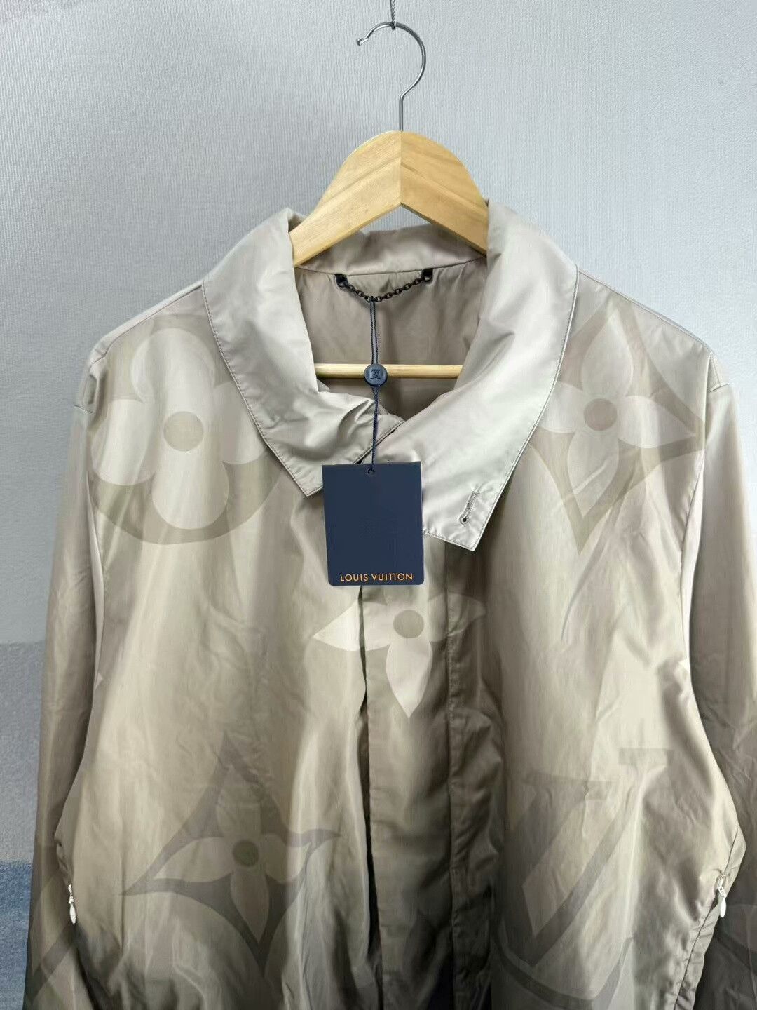 Louis Vuitton louis vuitton beige gradient windbreaker jacket Size US L / EU 52-54 / 3 - 2 Thumbnail