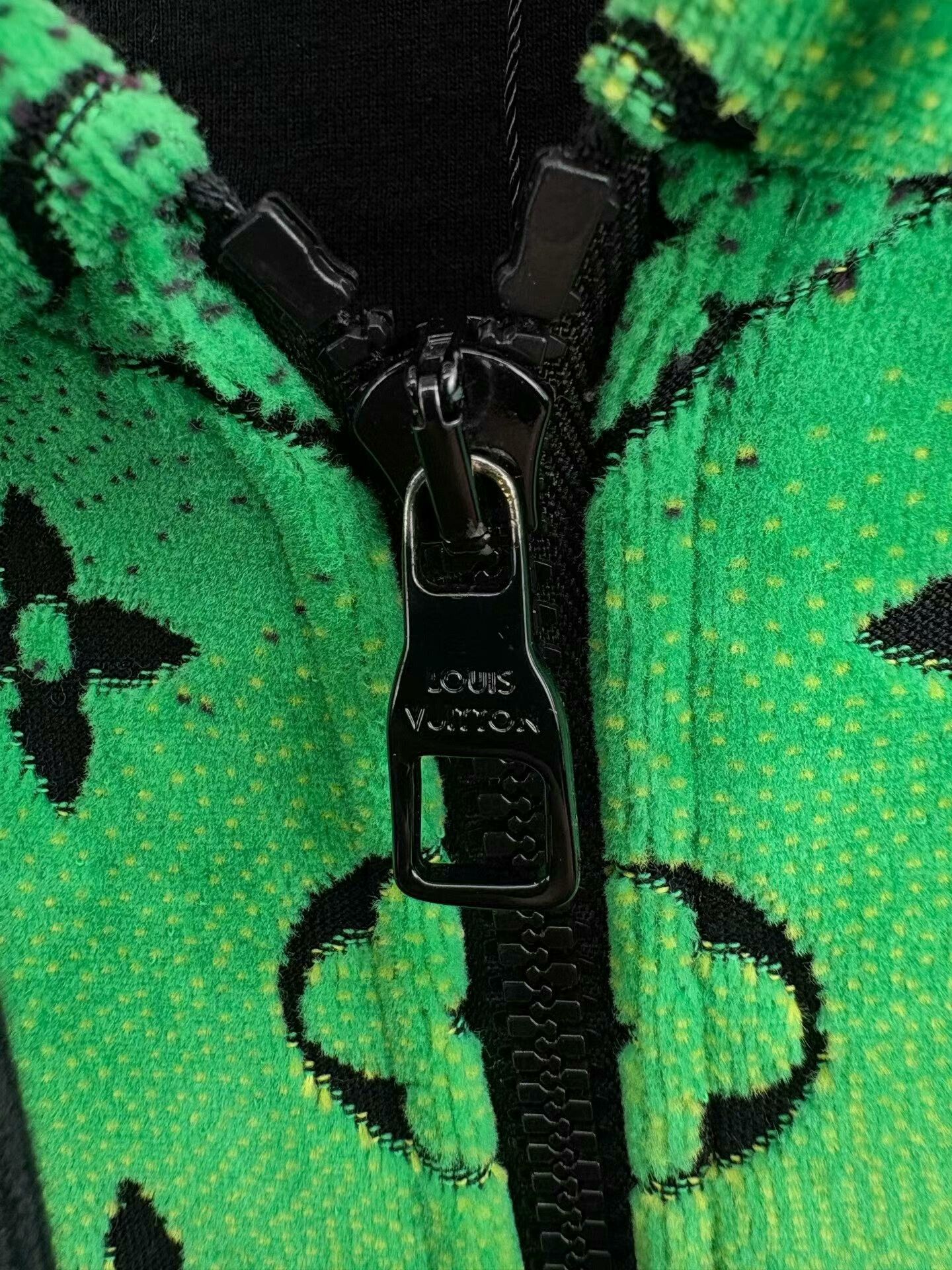 Louis Vuitton louis vuitton black green gradient logo jacket Size US M / EU 48-50 / 2 - 4 Thumbnail